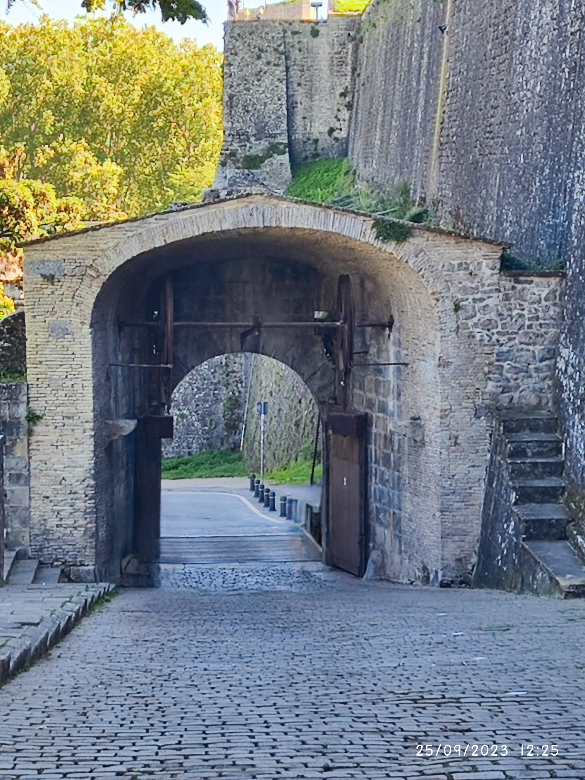 Arco de piedra y puerta histórica en la antigua muralla de Pamplona.