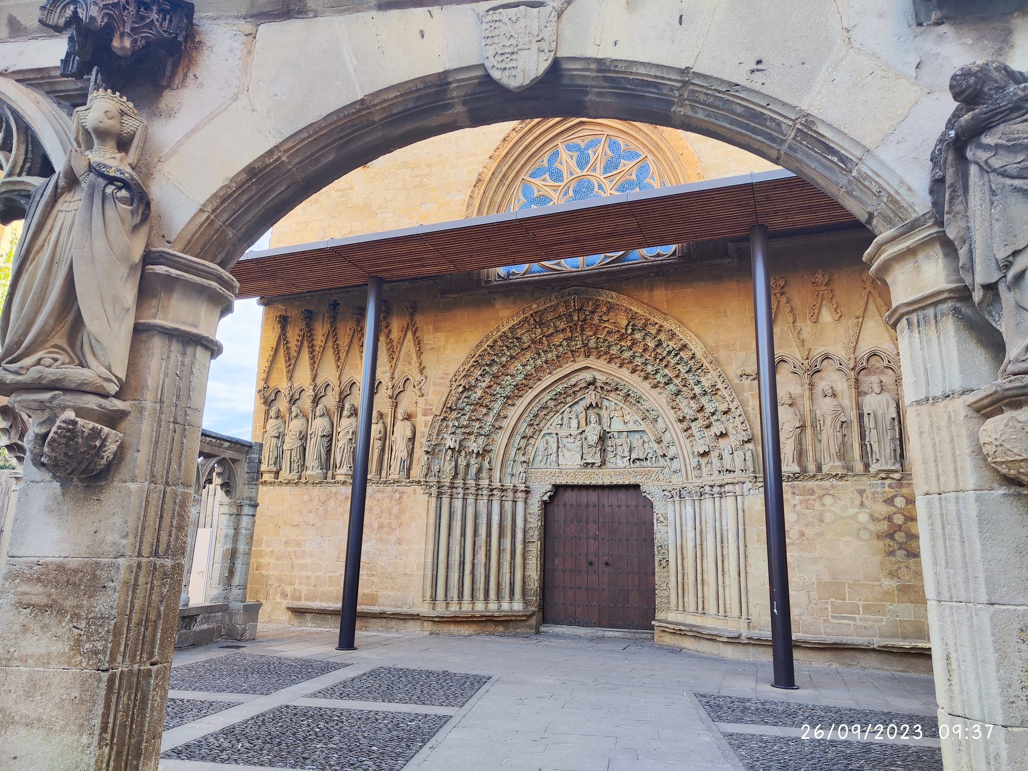 Portada gótica de la iglesia de Santa María en Olite vista tras un arco.