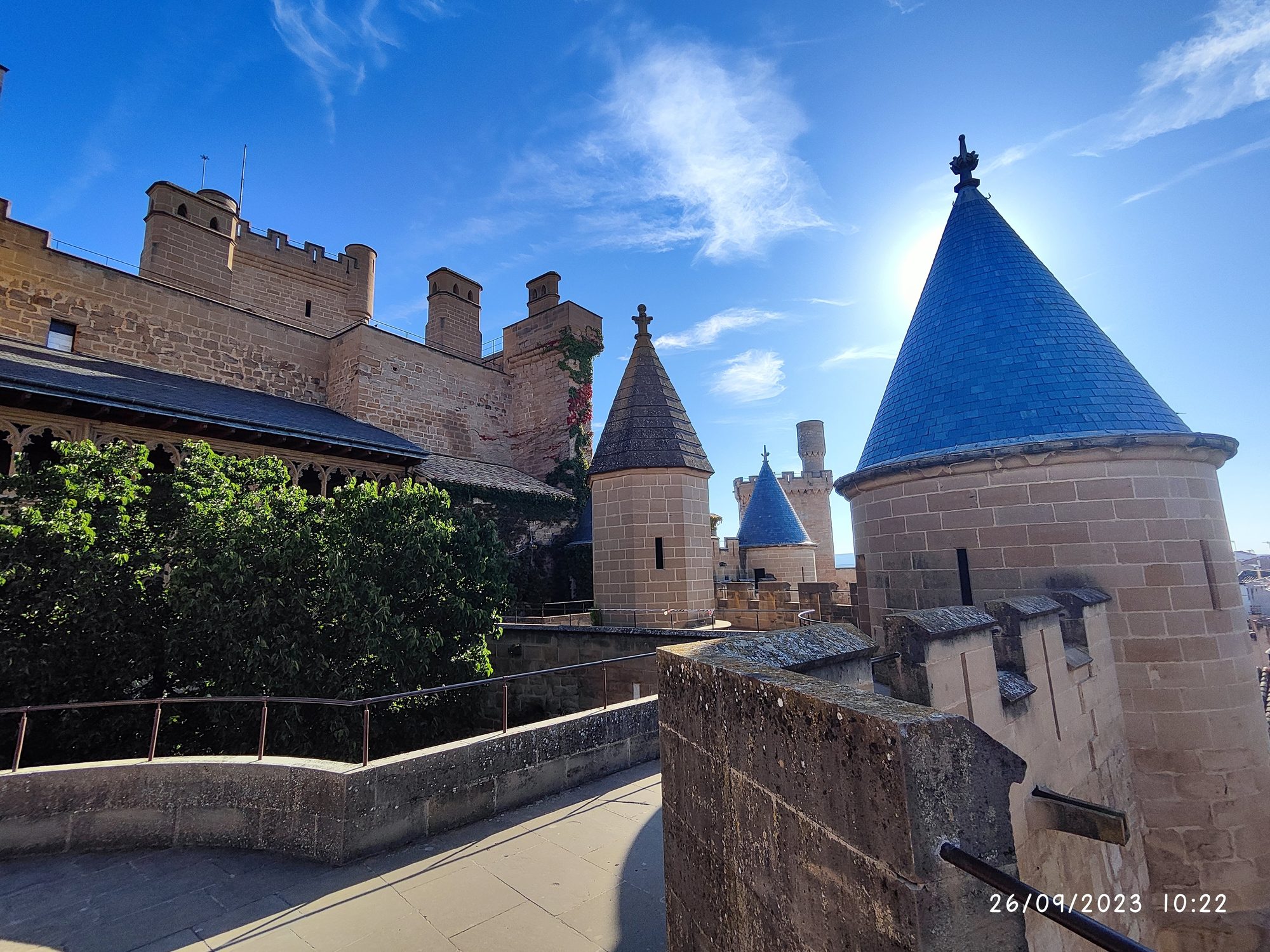 Torres de piedra con tejados cónicos azules en el Palacio Real de Olite.