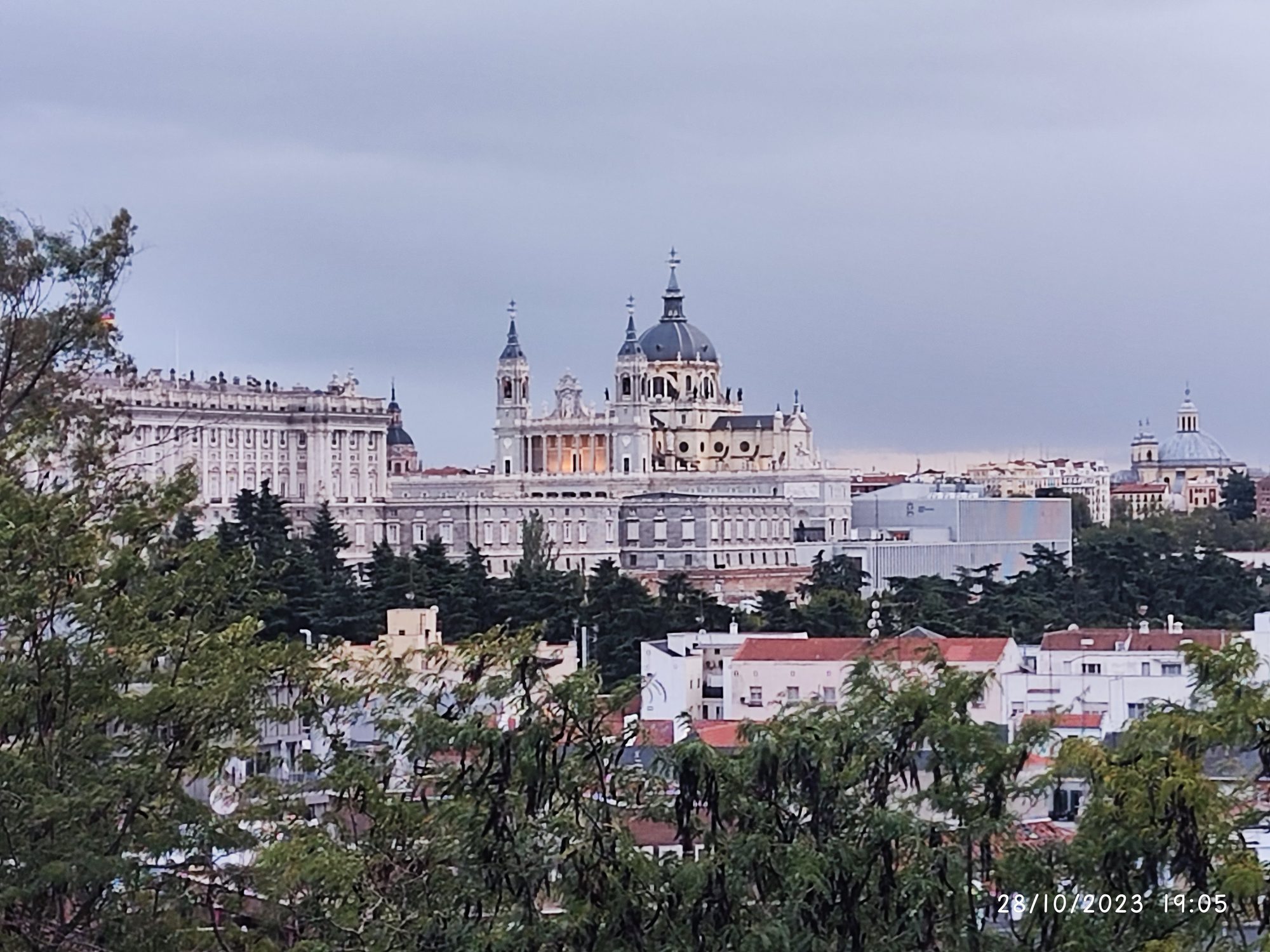 Vista panorámica de la Catedral de la Almudena y el Palacio Real iluminados en Madrid.