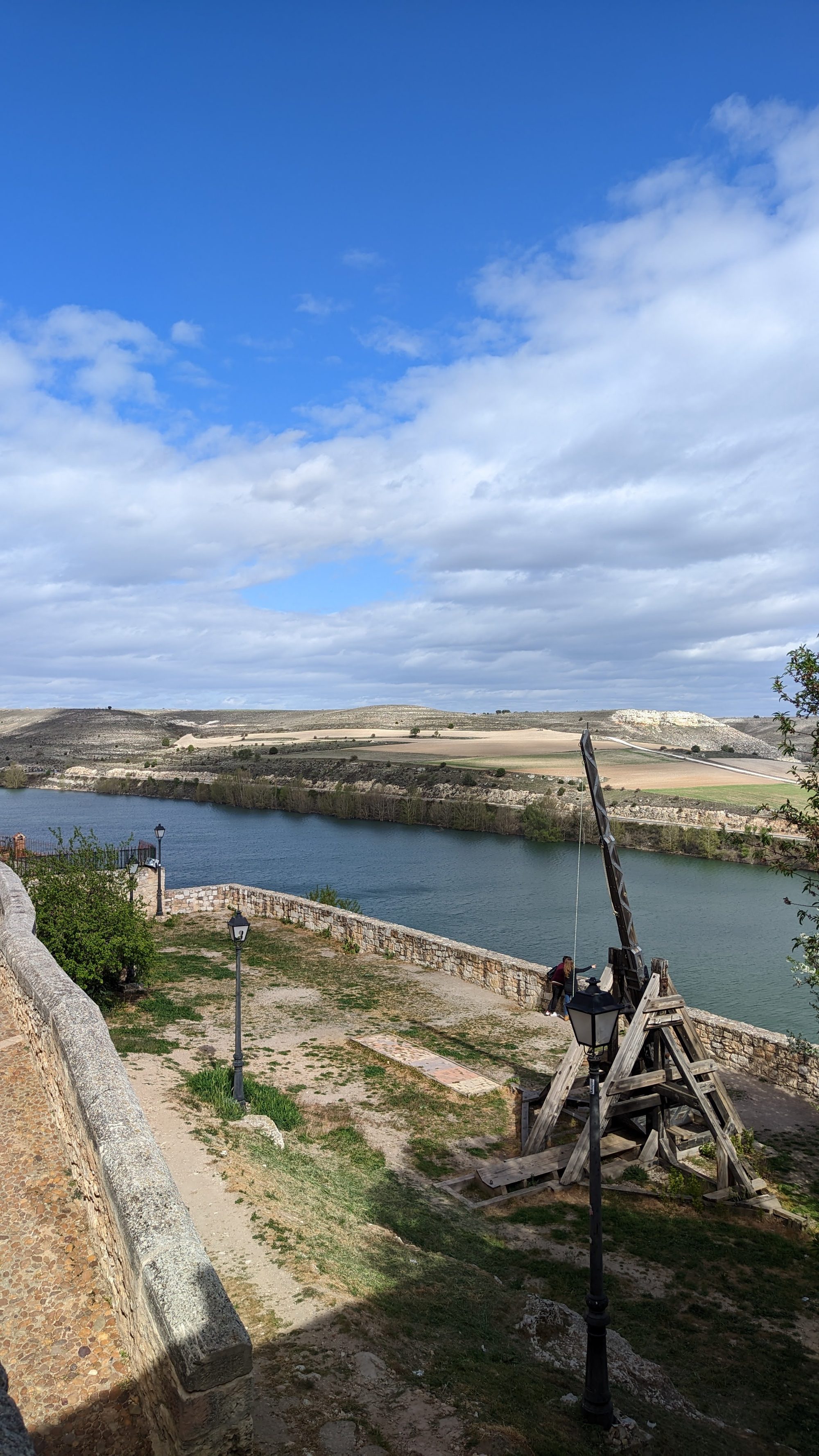 Réplica de catapulta de madera en un mirador de piedra junto al embalse de Maderuelo.