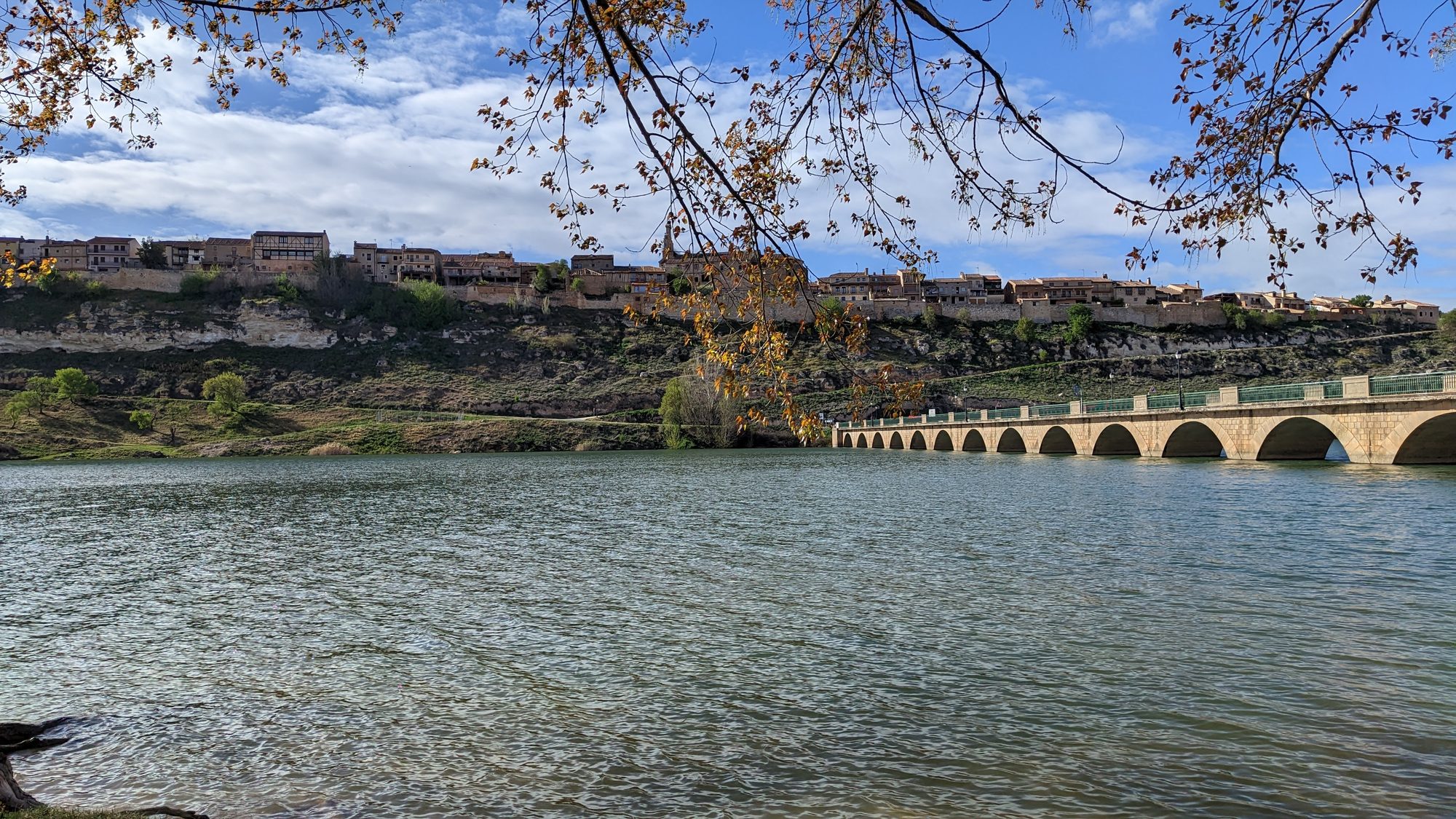 Vista del pueblo de Maderuelo sobre la colina y su puente sobre el embalse