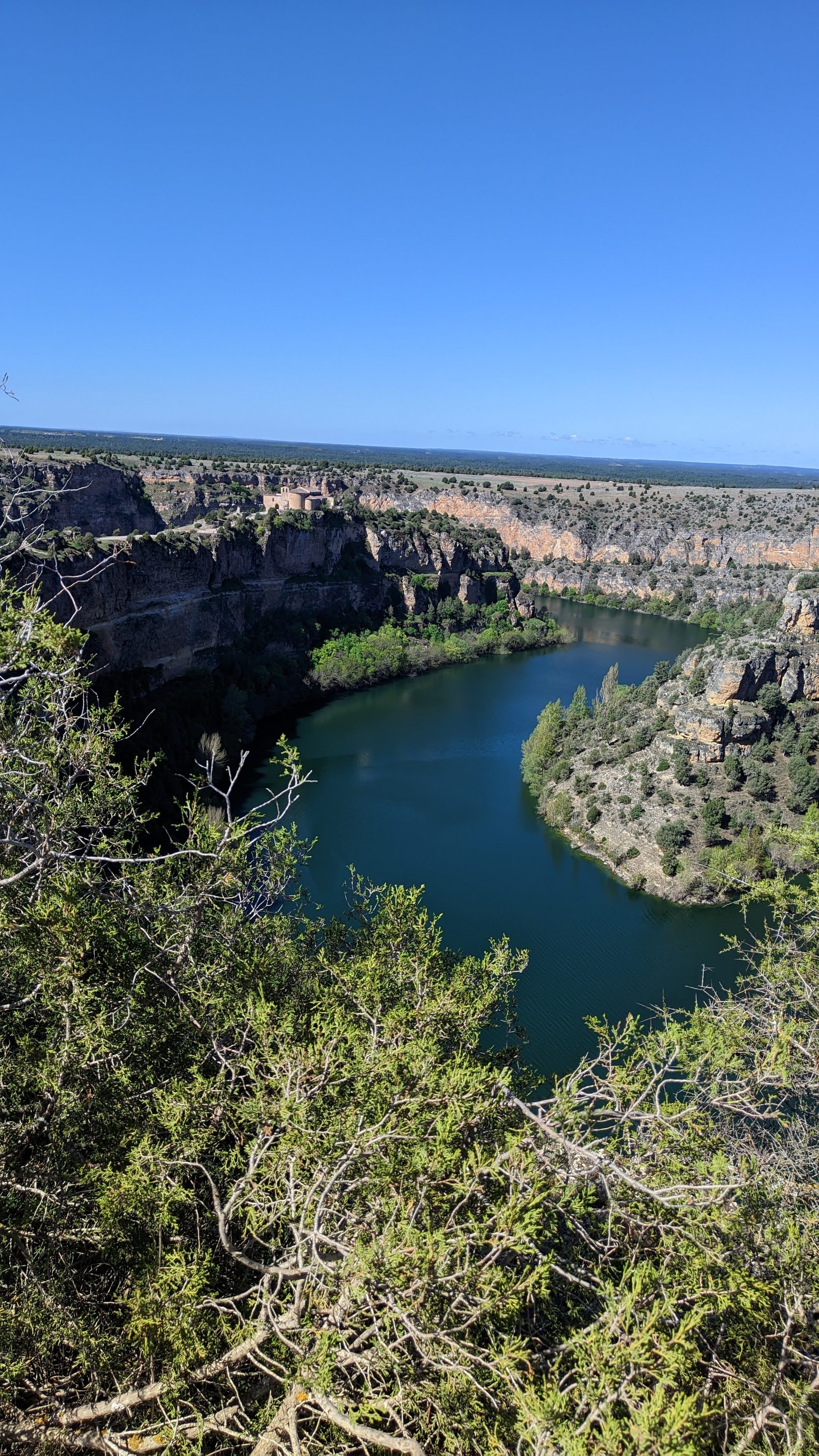 Meandro del río Duratón rodeado de cañones rocosos y la ermita de San Frutos.