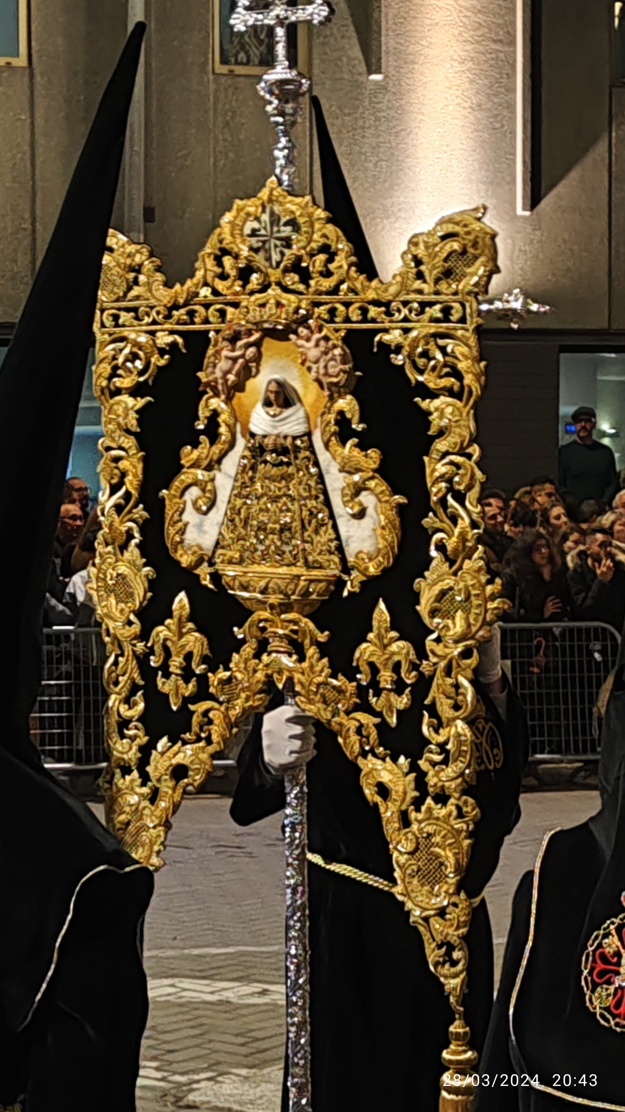 Estandarte bordado en oro portado por un nazareno en la Semana Santa de Málaga.