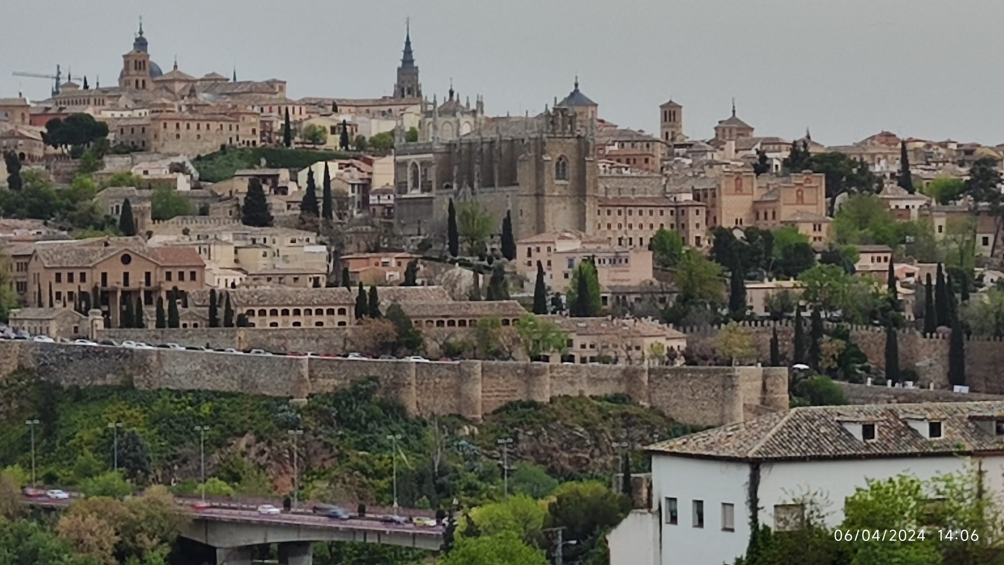 Panorámica del casco histórico de Toledo con sus antiguos edificios de piedra y murallas.