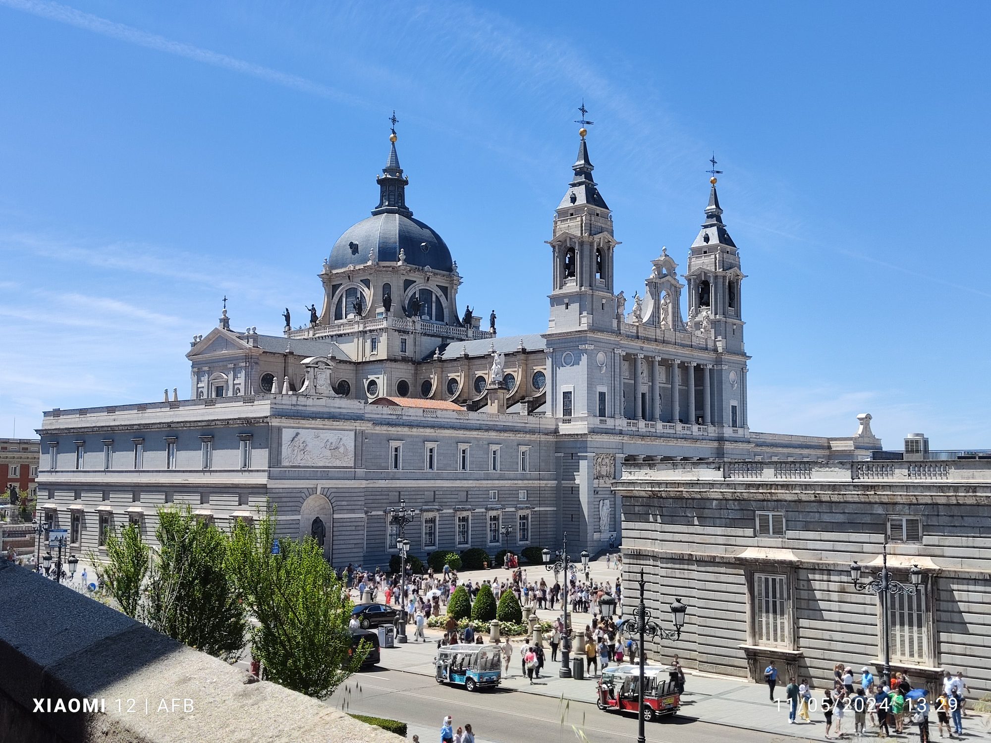 Catedral de la Almudena en Madrid con su gran cúpula y torres bajo cielo azul.