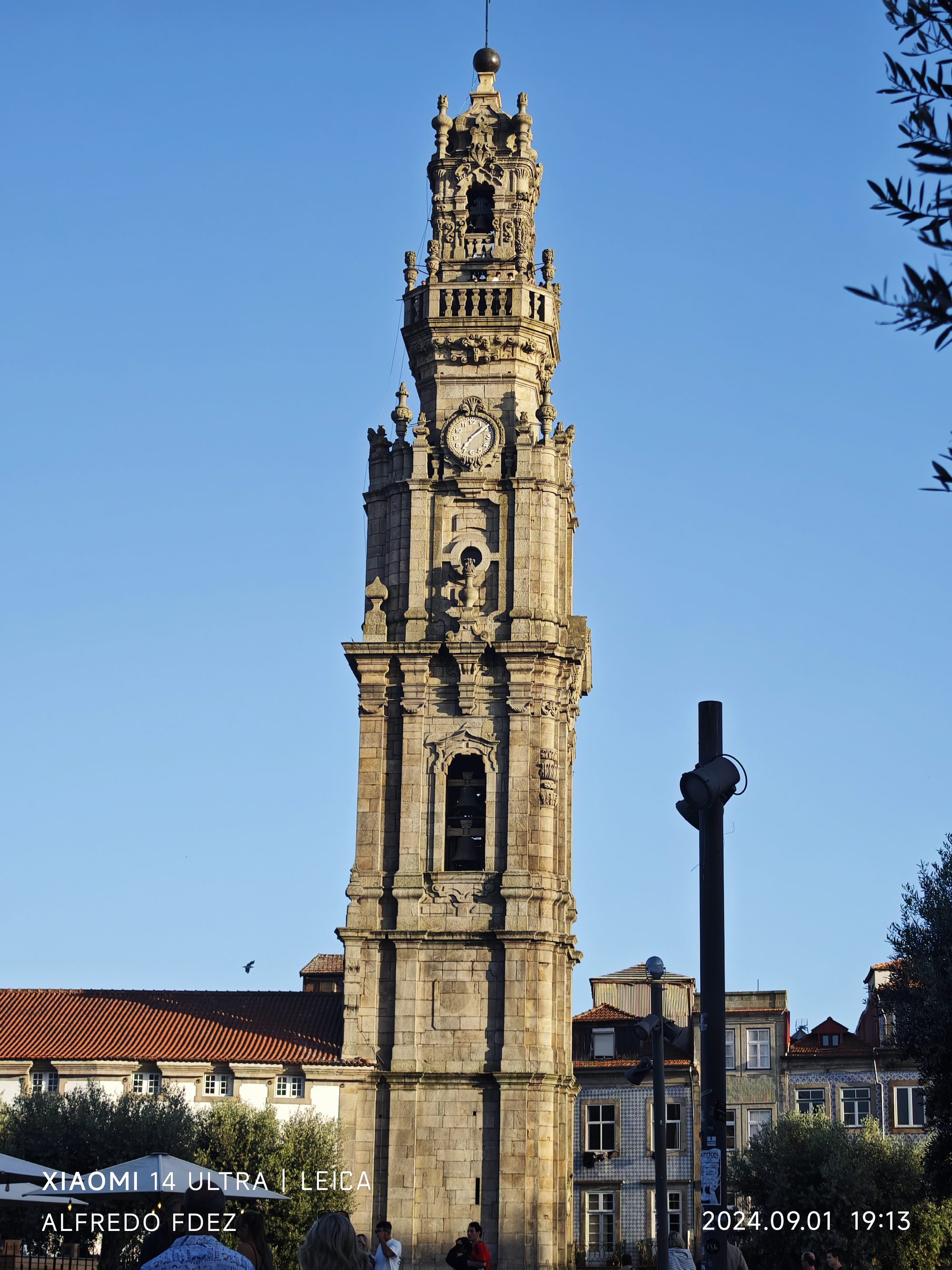 Torre de los Clérigos de piedra barroca bajo un cielo azul despejado en Oporto.