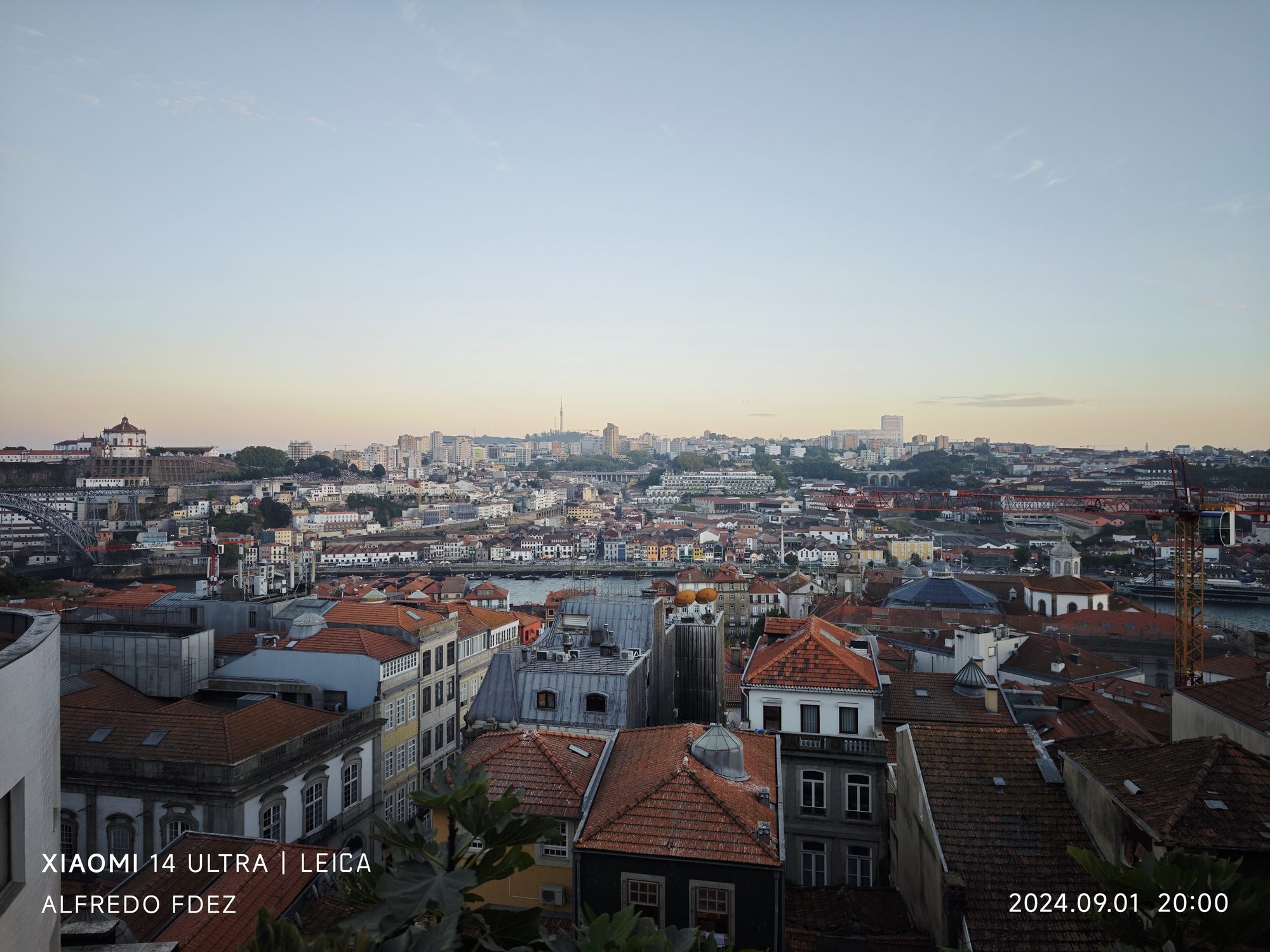 Vistas panorámicas de los tejados rojizos de Oporto al atardecer junto al río Duero.