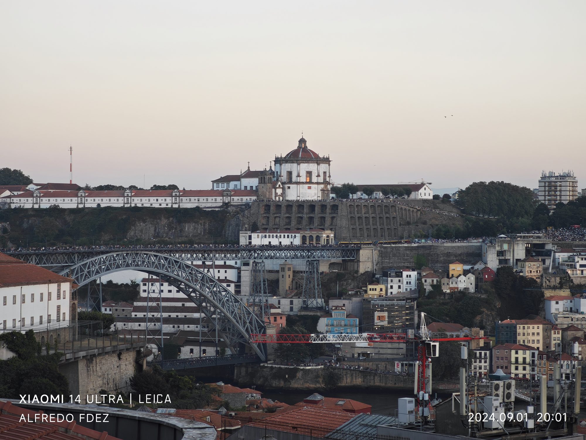 Monasterio de la Sierra del Pilar y puente Dom Luís I en Oporto al atardecer.