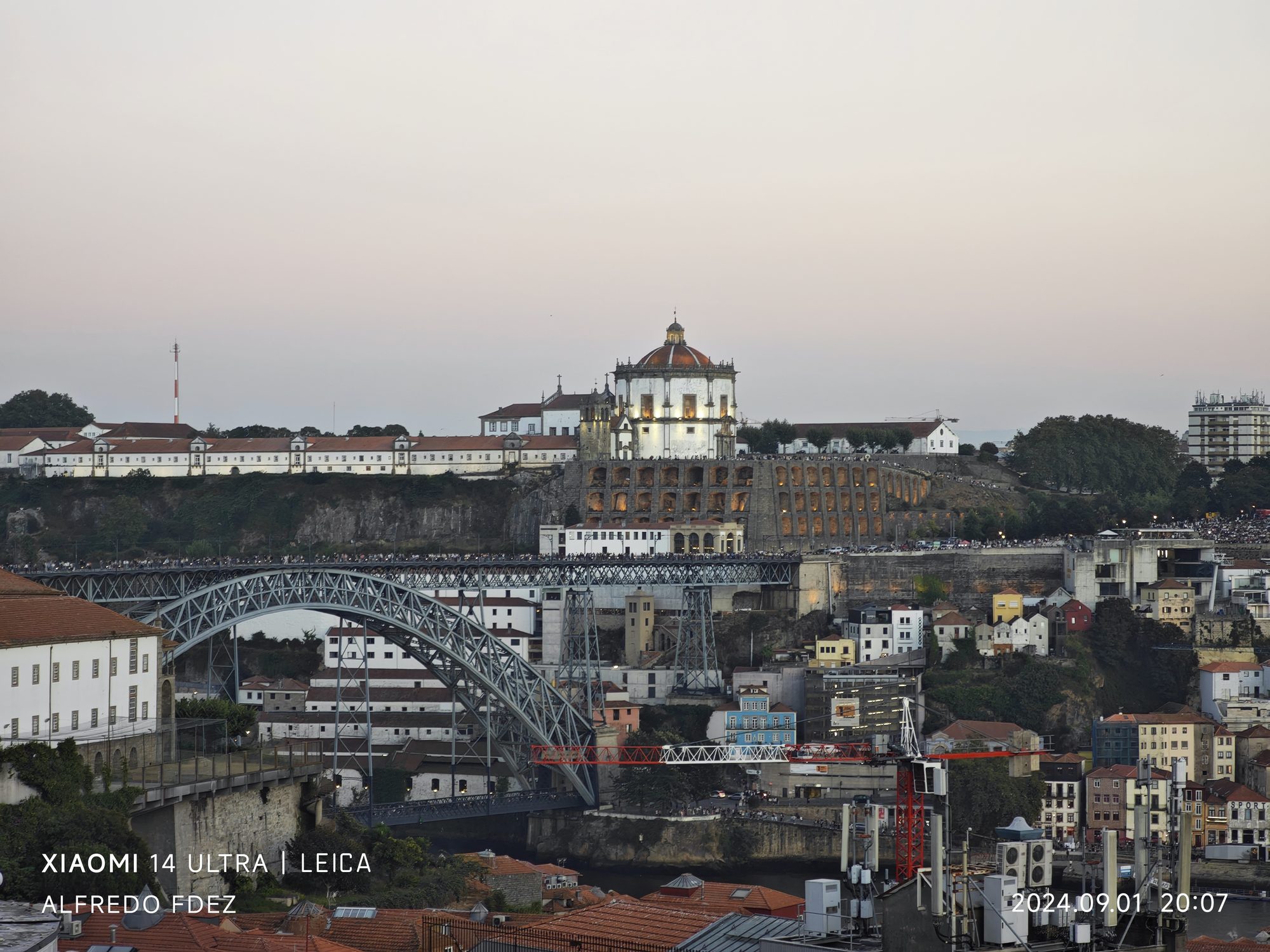 Puente Don Luis I y Monasterio de Serra do Pilar iluminado en Oporto al atardecer.