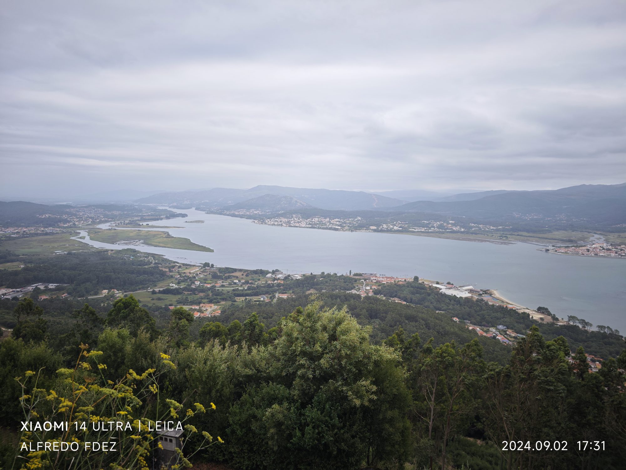 Vista panorámica de la desembocadura del río Miño desde A Guarda entre colinas y vegetación.