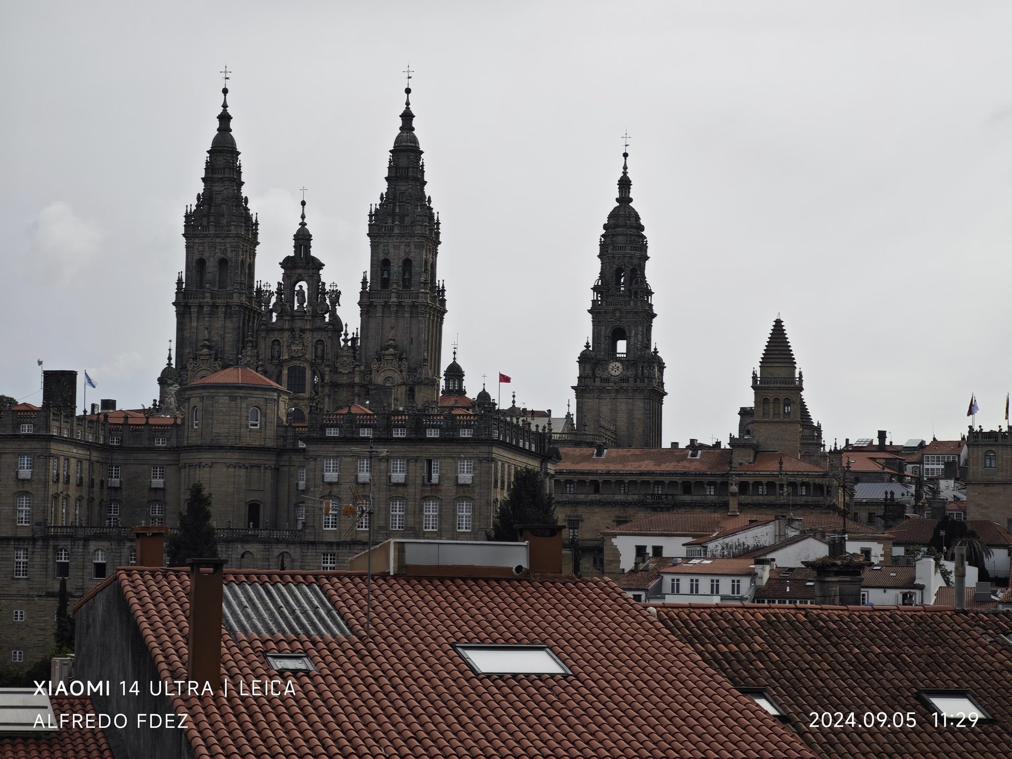 Vista de las torres de la Catedral de Santiago de Compostela sobre tejados rojizos.