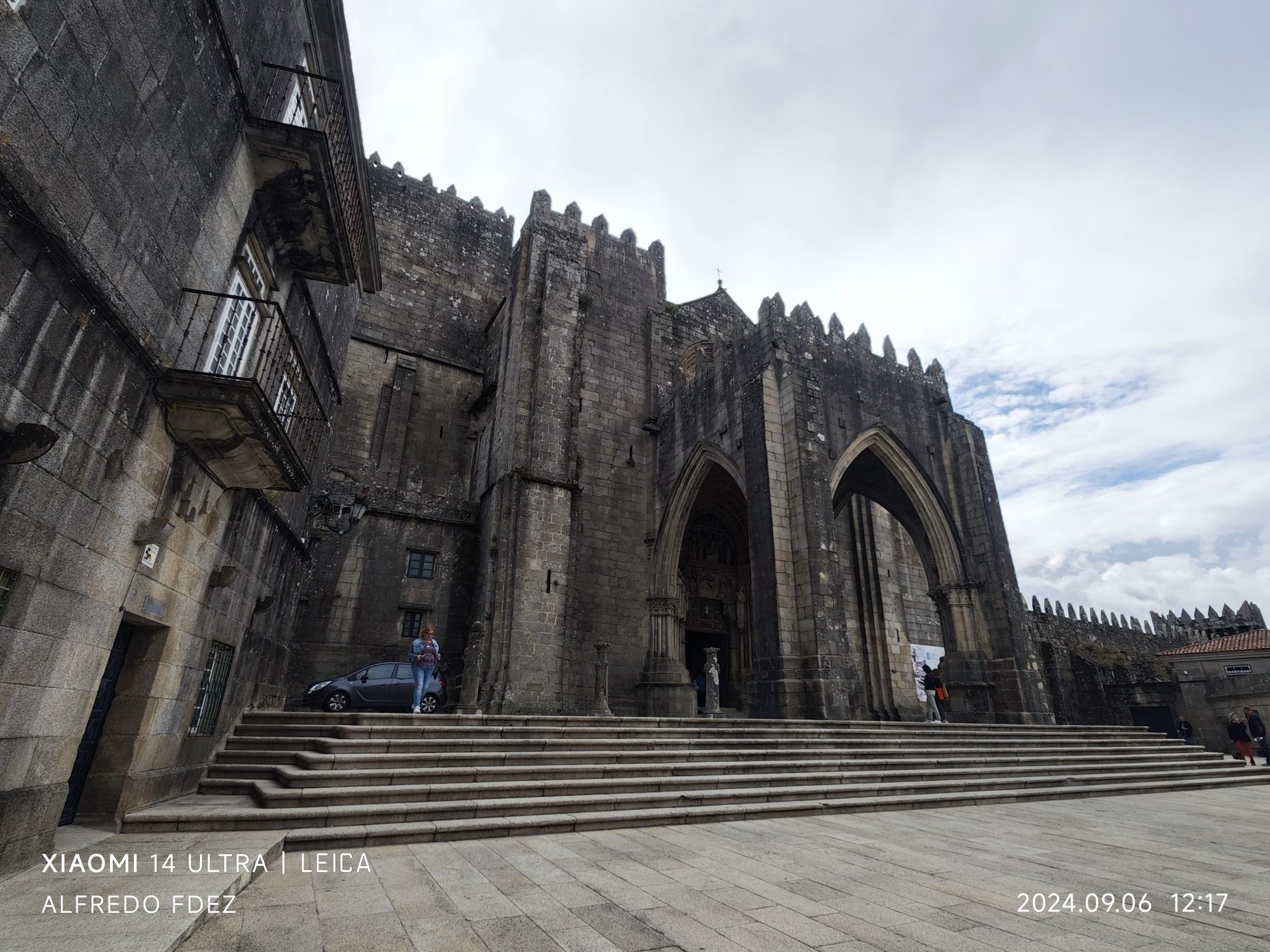 Pórtico gótico y fachada de piedra de la Catedral de Santa María de Tui.