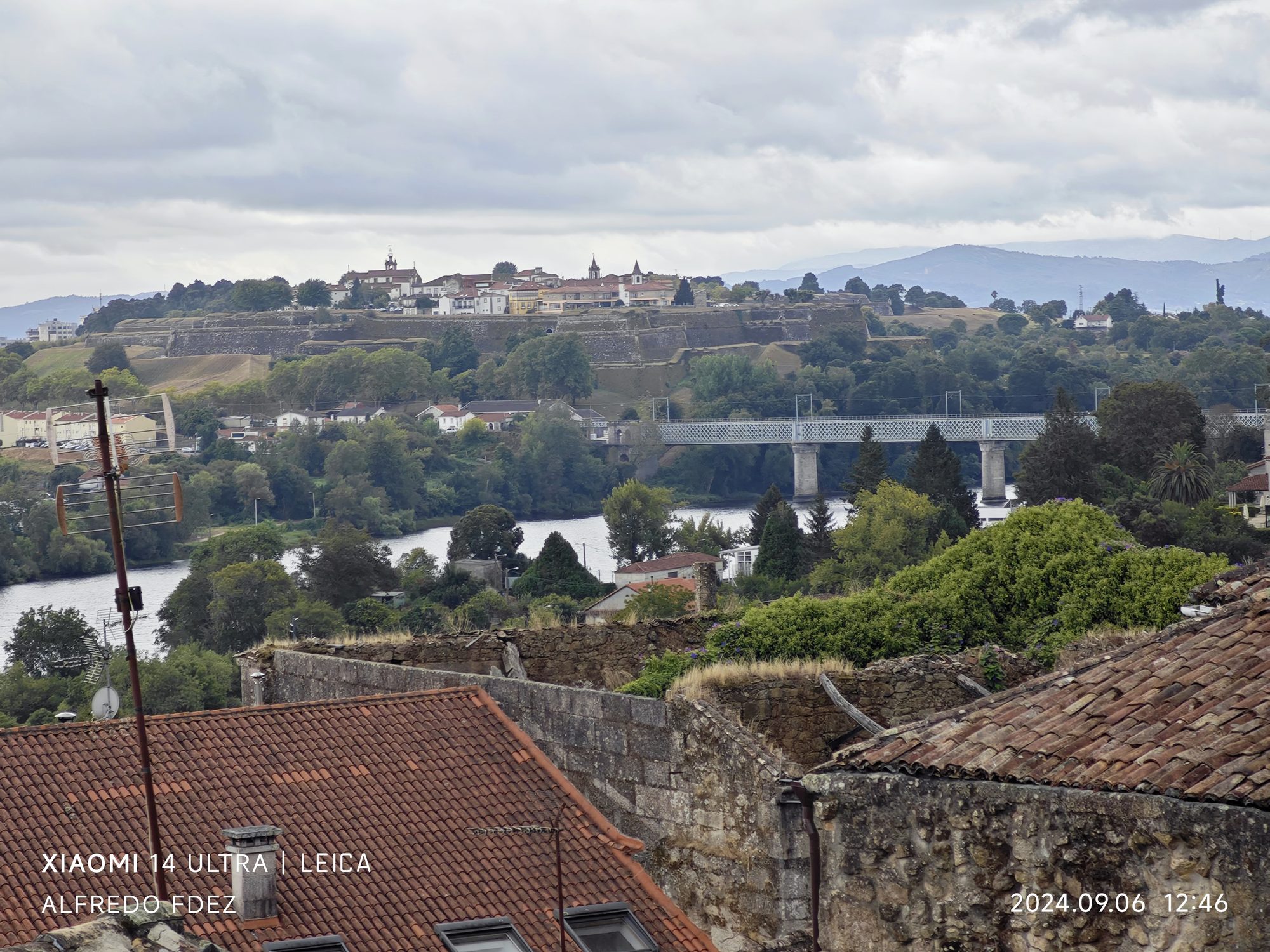 Vistas desde Tui hacia el río Miño, el puente internacional y la fortaleza al fondo.