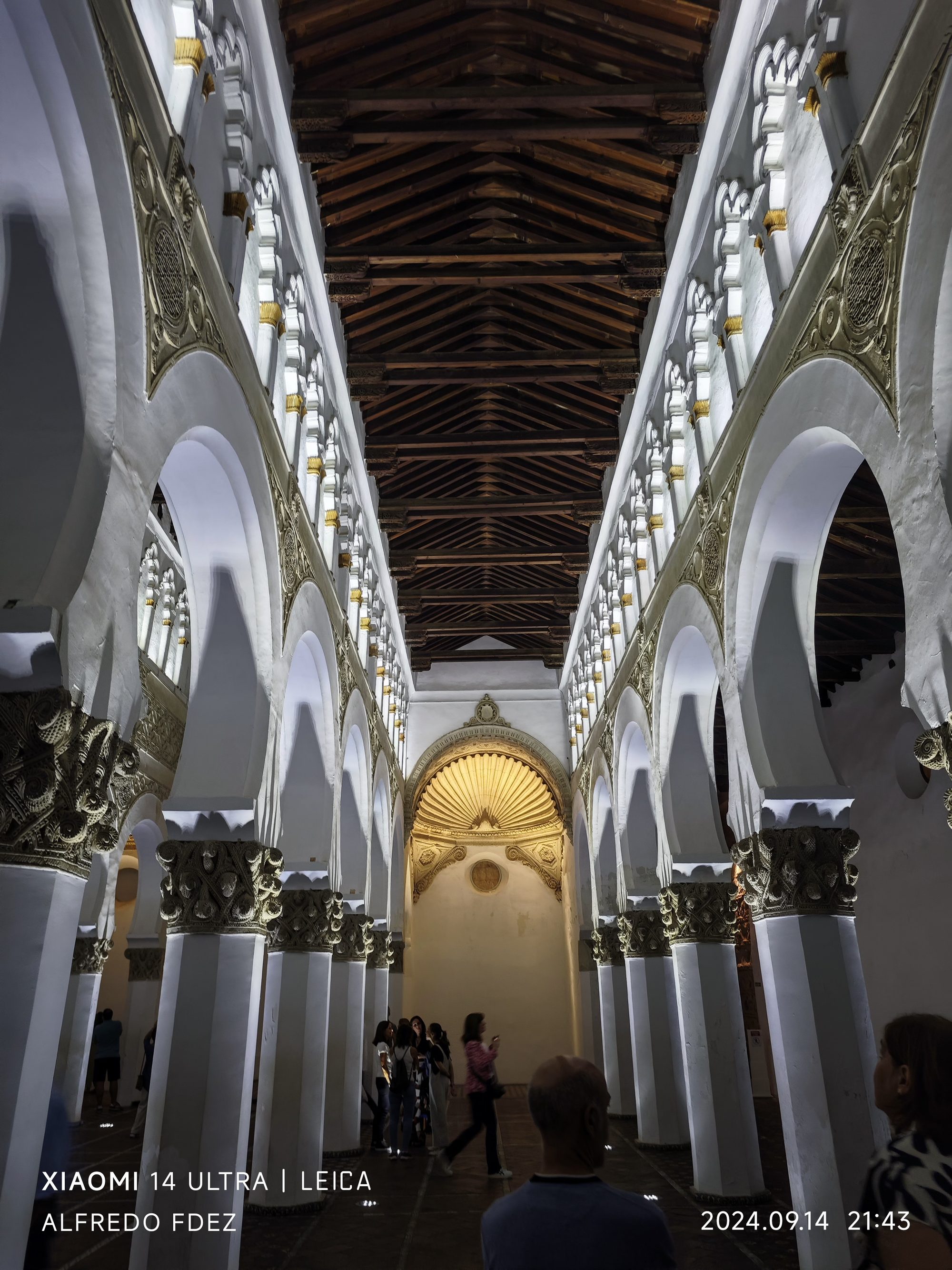 Interior de la Sinagoga de Santa María la Blanca con arcos de herradura blancos.