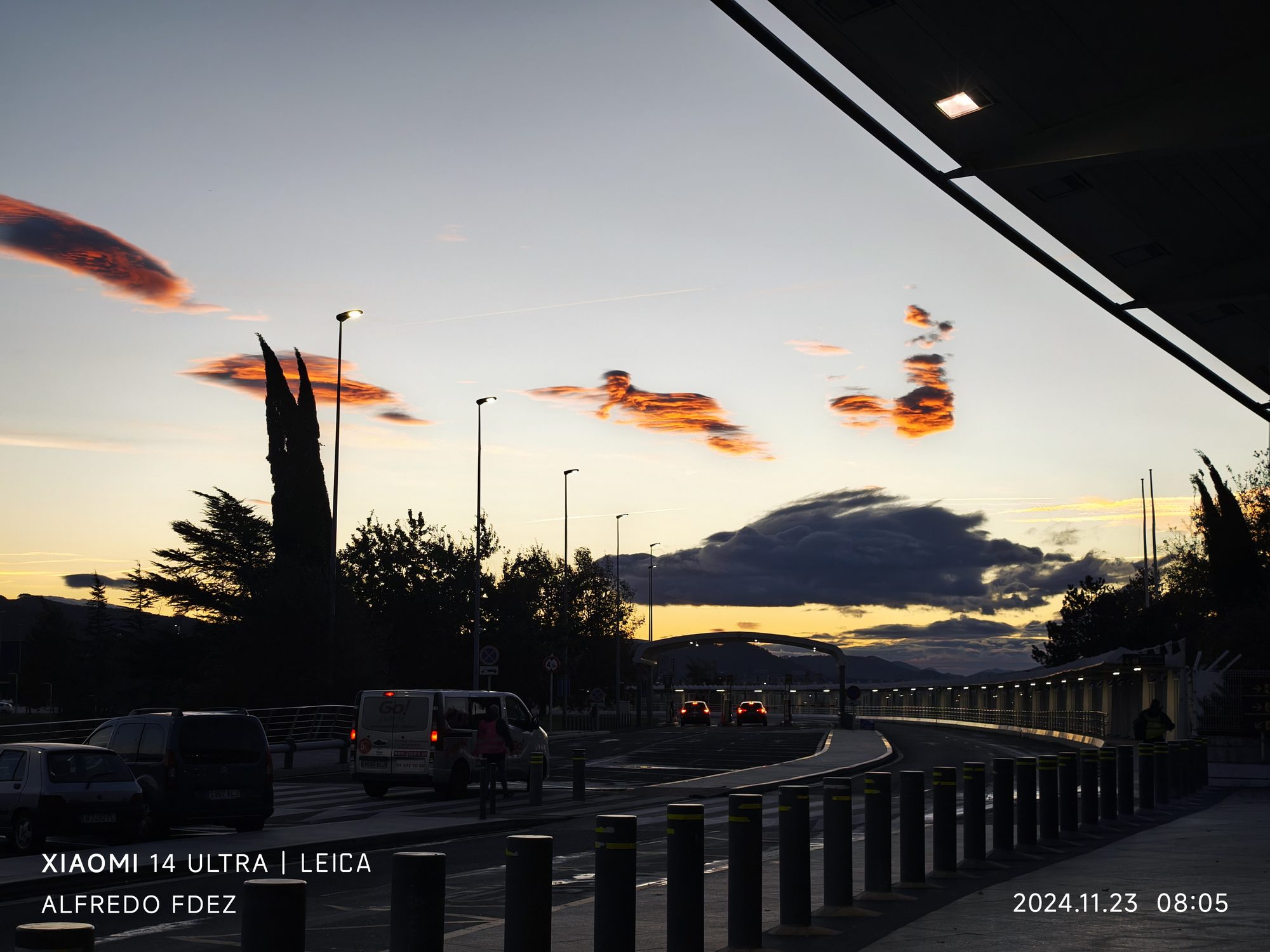 Amanecer con nubes rojizas sobre la zona del aeropuerto en Lujua.