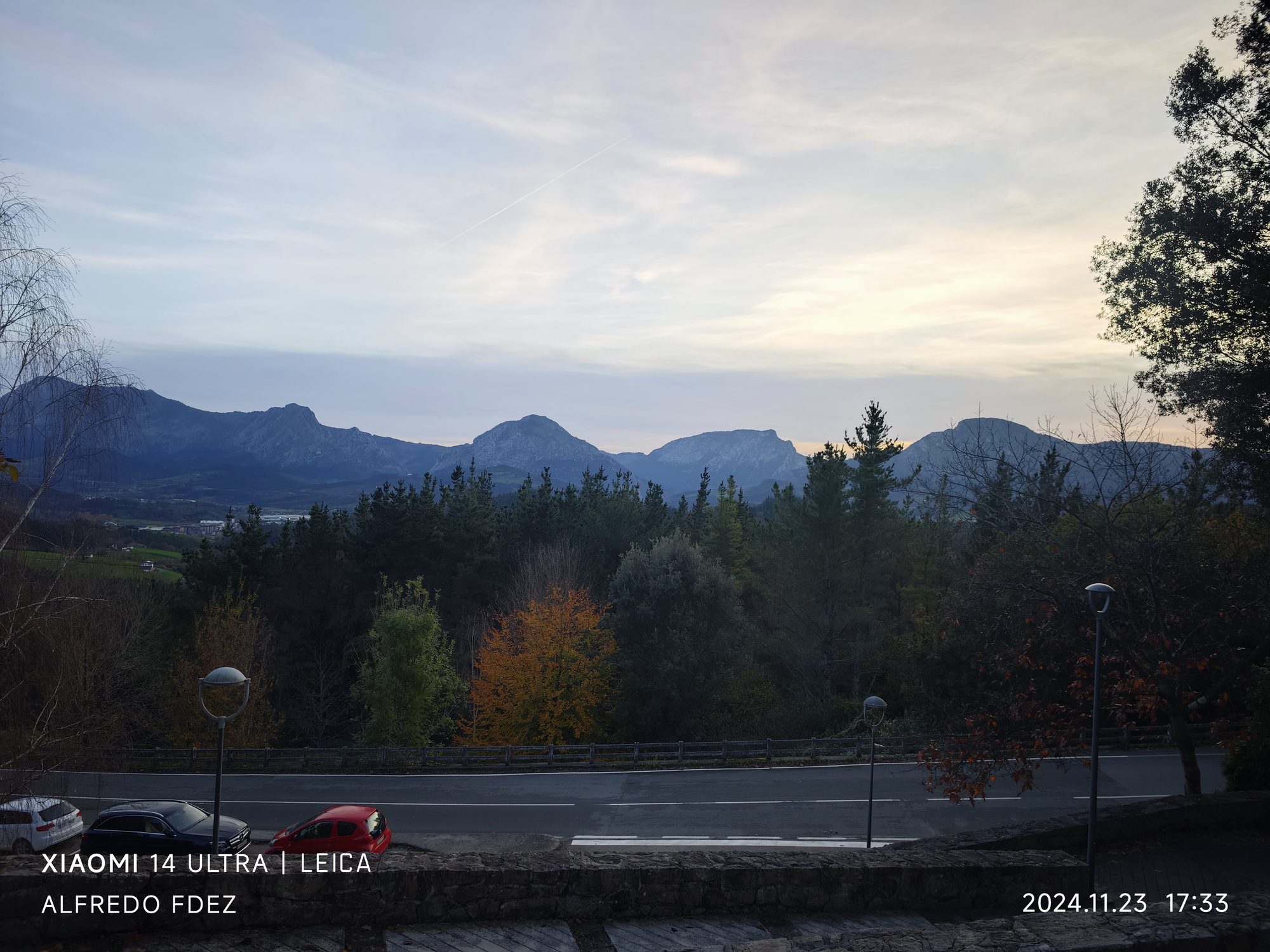 Vista de las montañas y bosques de Garai bajo un cielo al atardecer.
