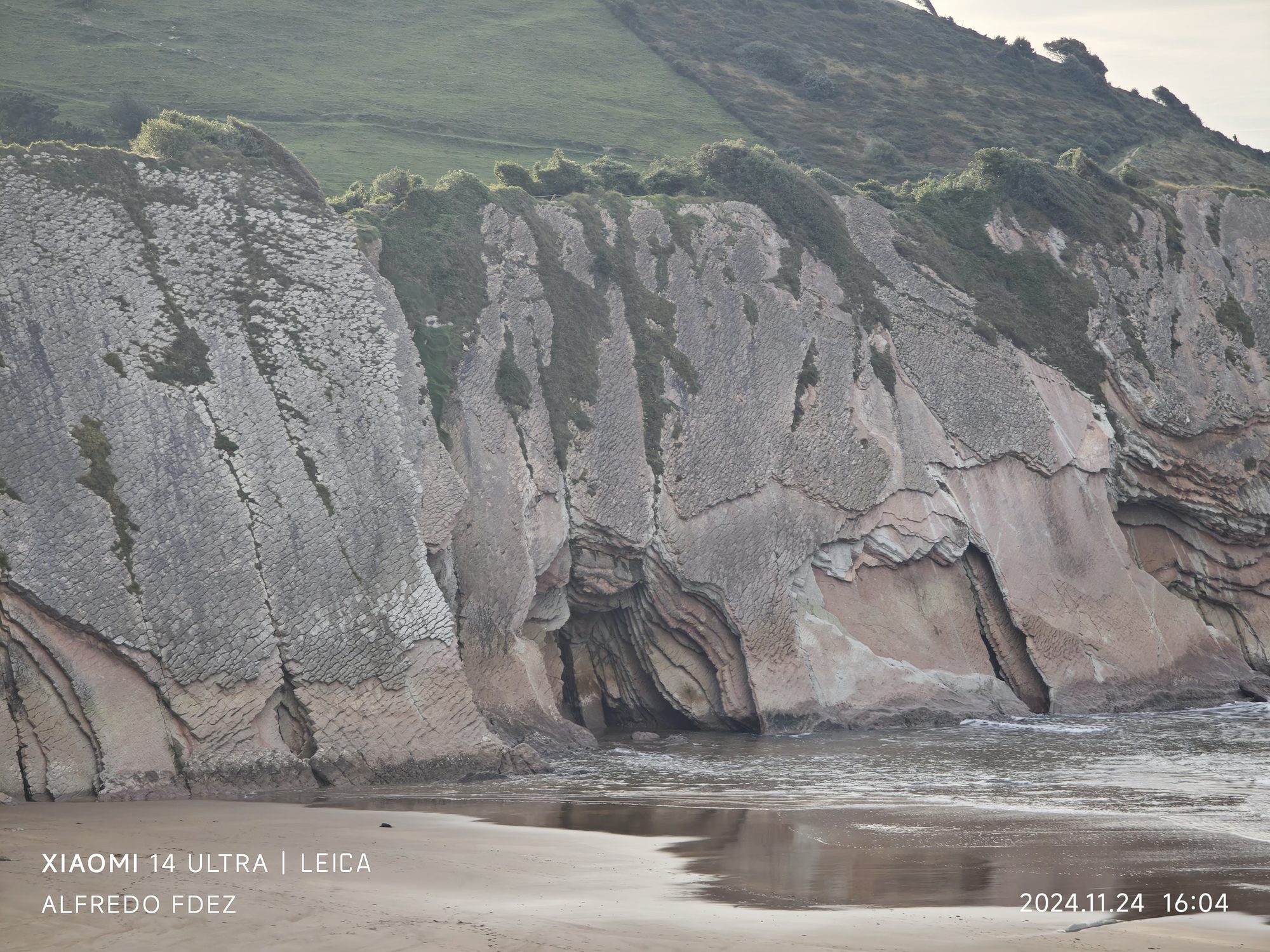 Acantilados rocosos con estratos verticales de flysch en la costa de Zumaia.