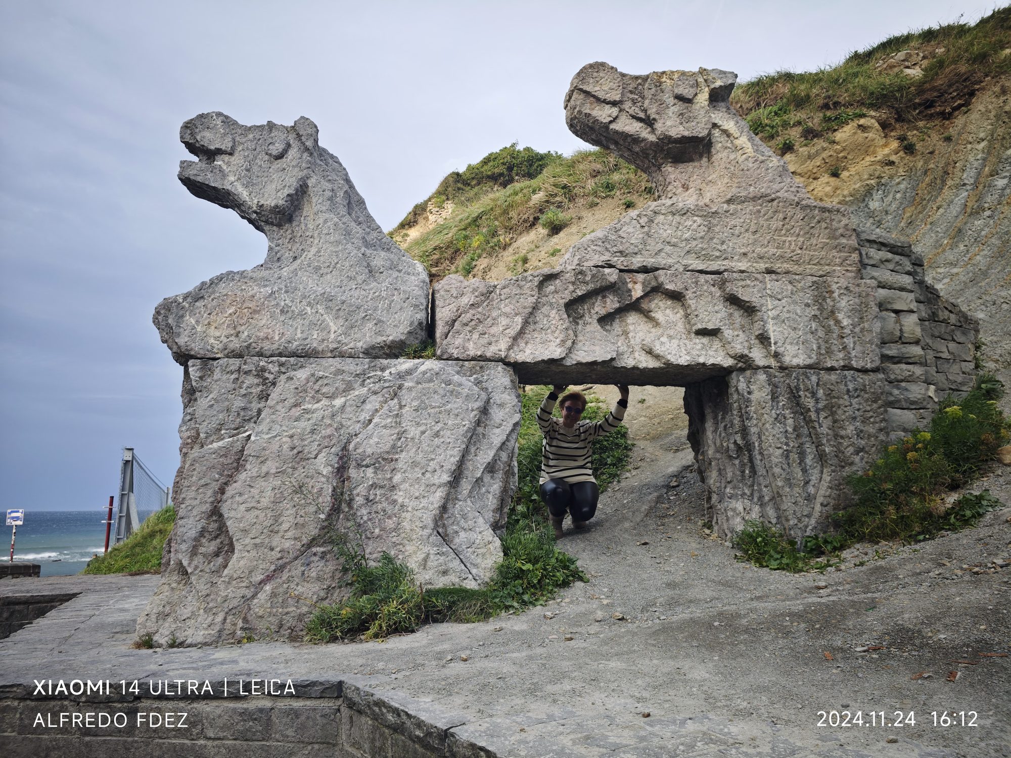 Grandes esculturas de piedra con forma animal en un sendero costero en Zumaia.