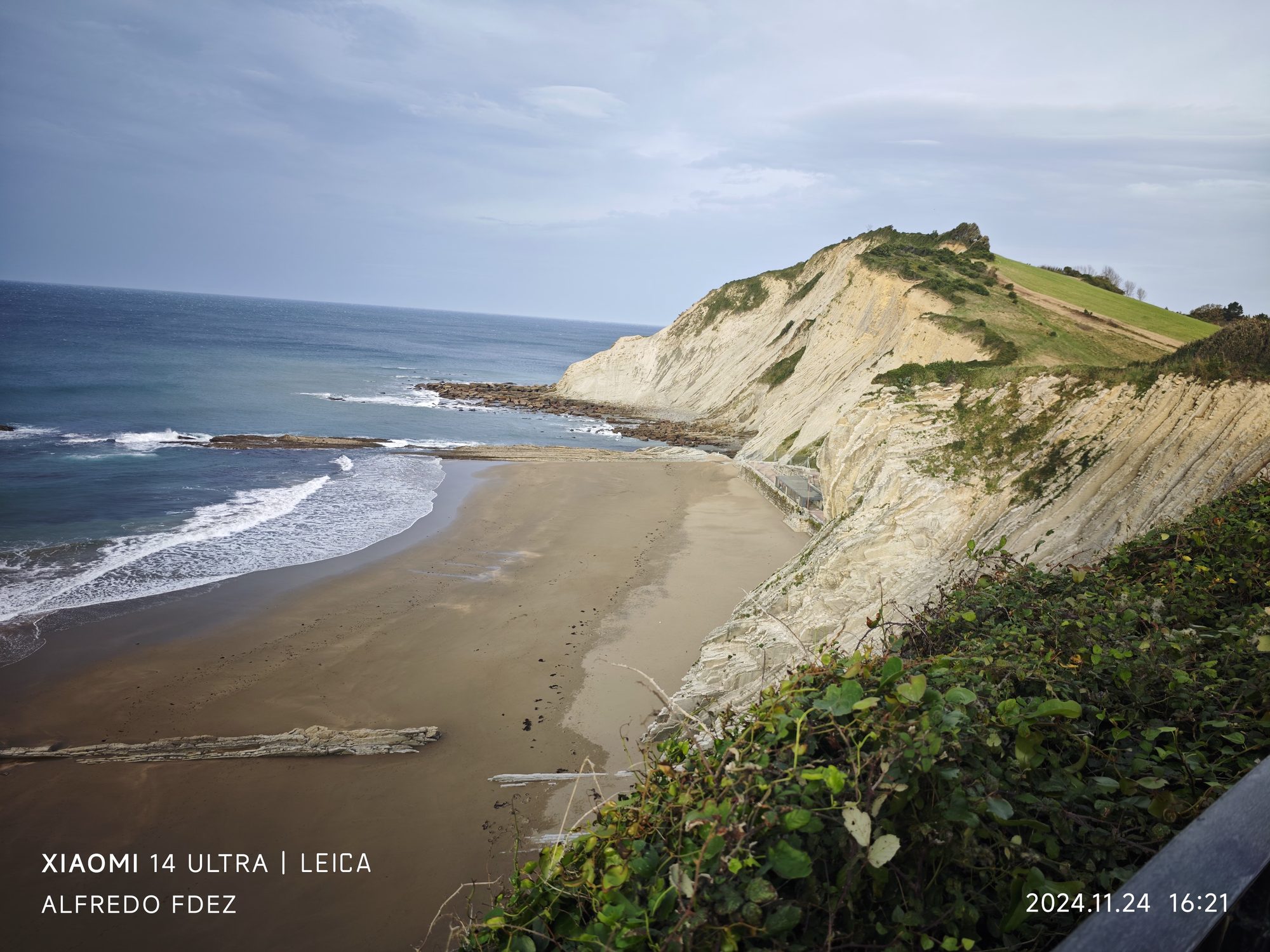 Acantilados de Flysch y playa de arena junto al mar Cantábrico en Zumaia.