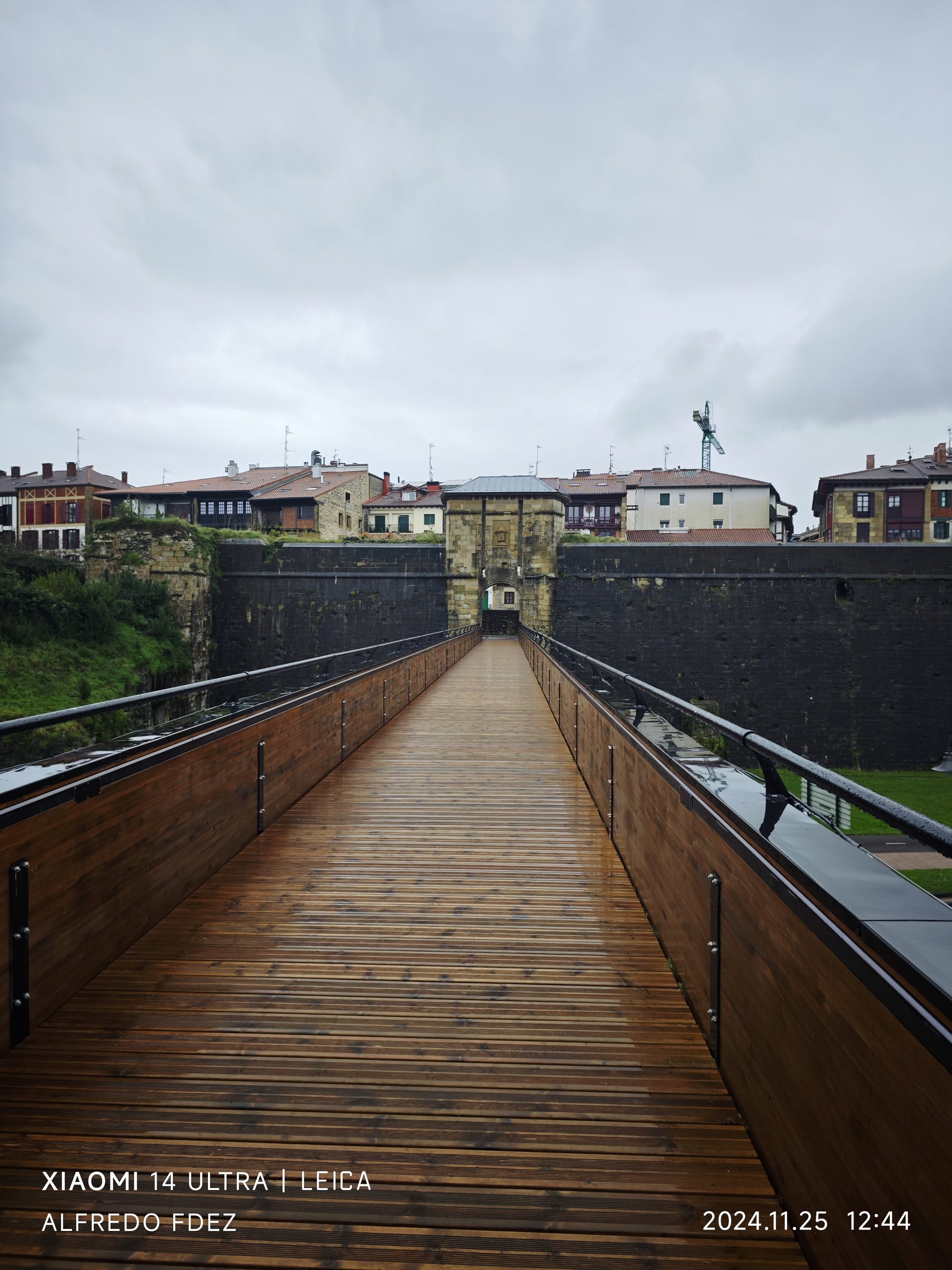 Pasarela de madera que conduce a la puerta de la muralla histórica en Fuenterrabía.
