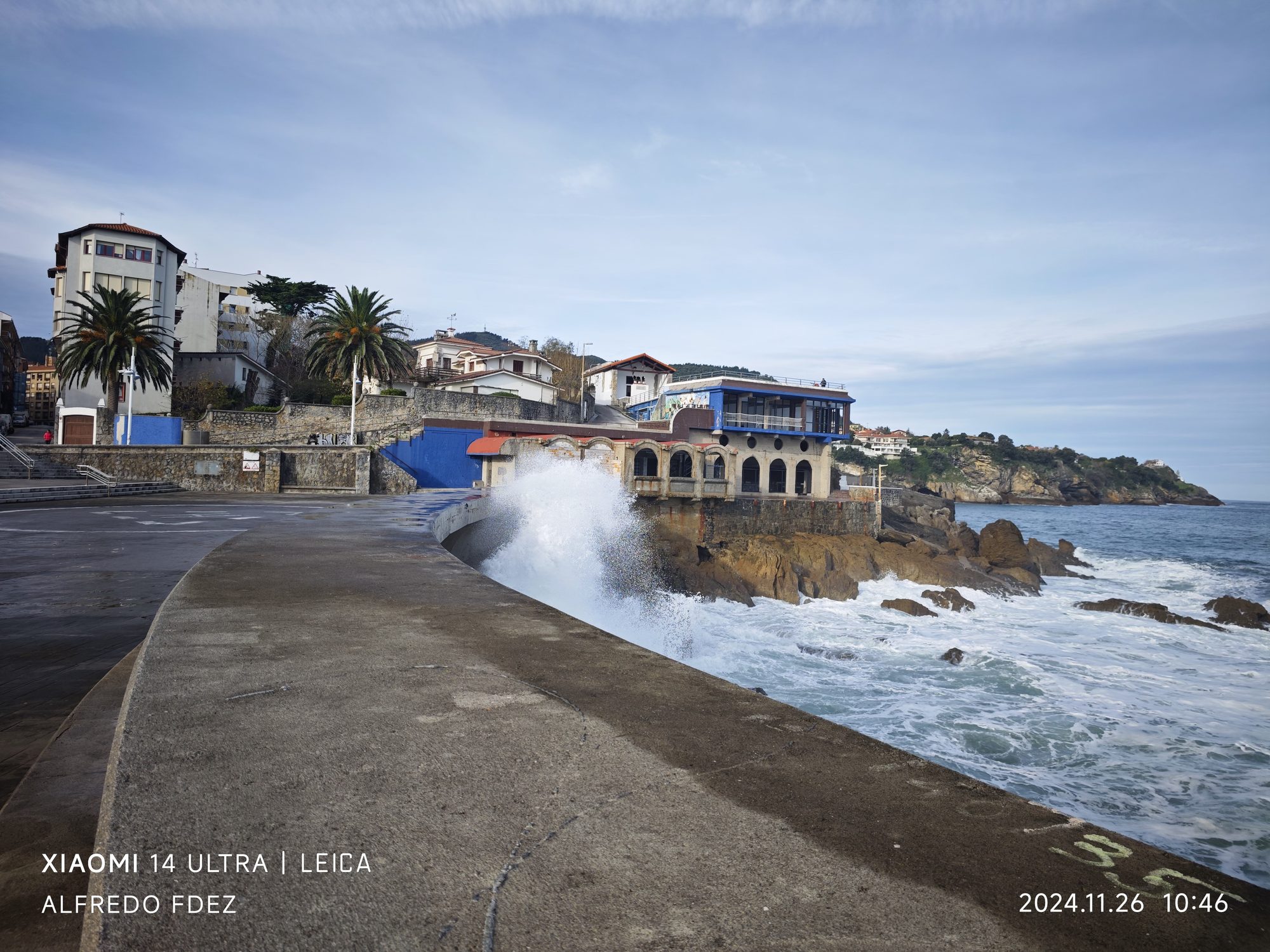Olas del mar Cantábrico rompiendo con fuerza junto al paseo marítimo de Lequeitio.