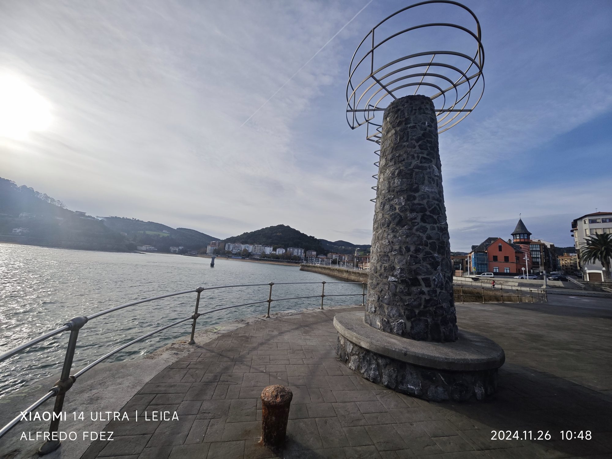 Torreón de piedra y estructura metálica junto al mar en el paseo de Lequeitio.