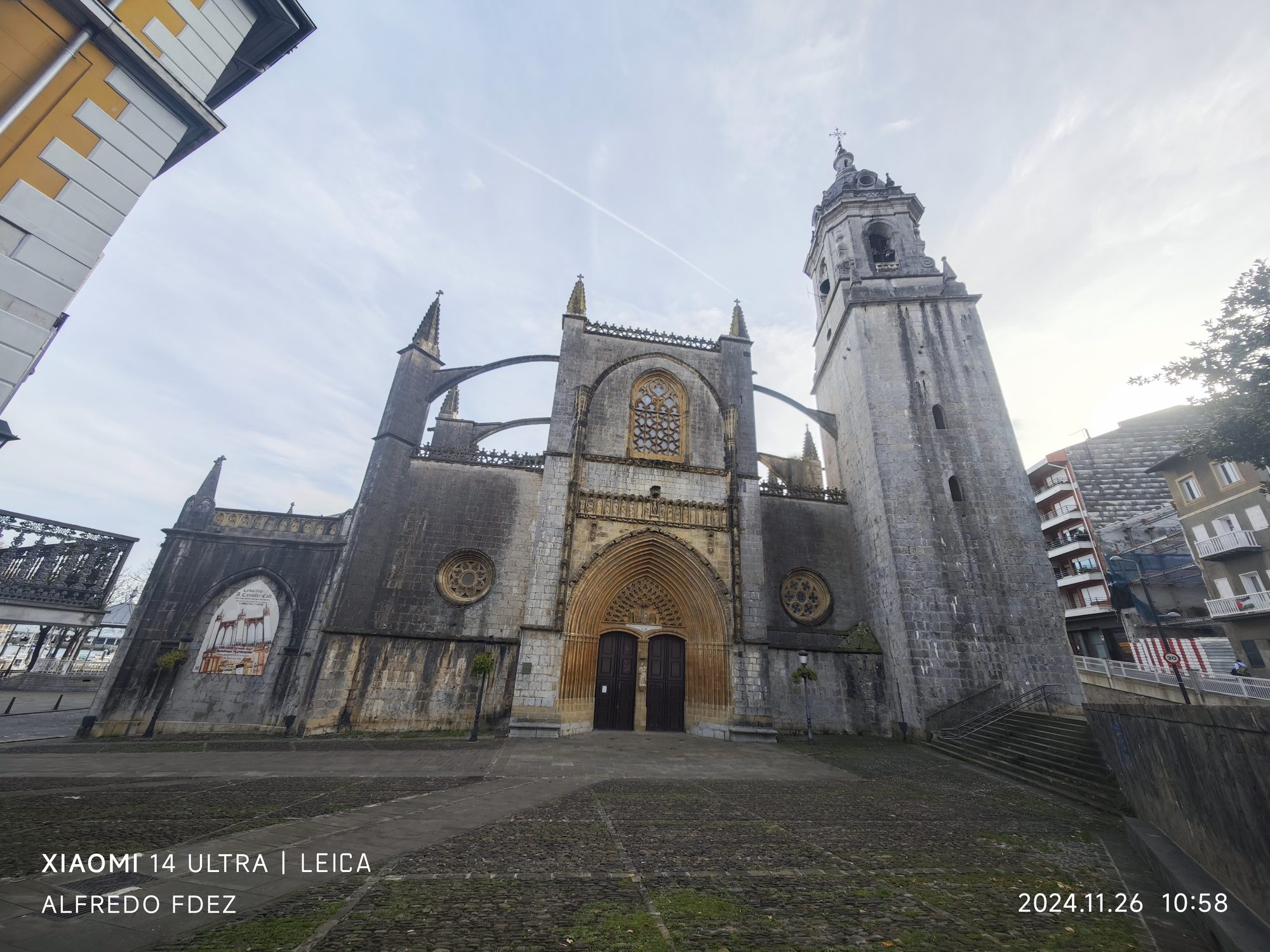 Fachada gótica y campanario de la Basílica de Santa María en Lequeitio, España.