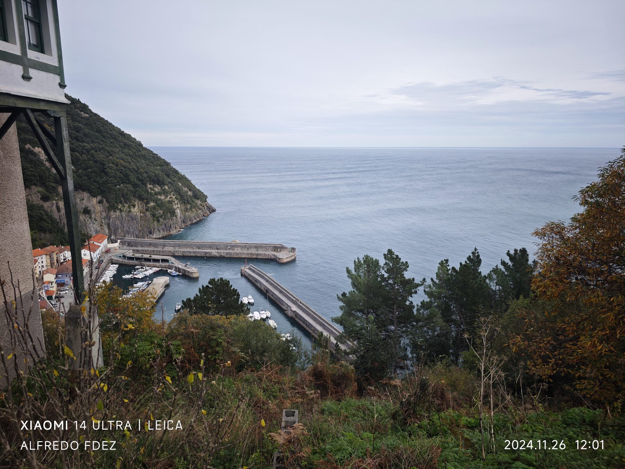 Vista panorámica del puerto de Elantxobe y el mar Cantábrico entre acantilados verdes.