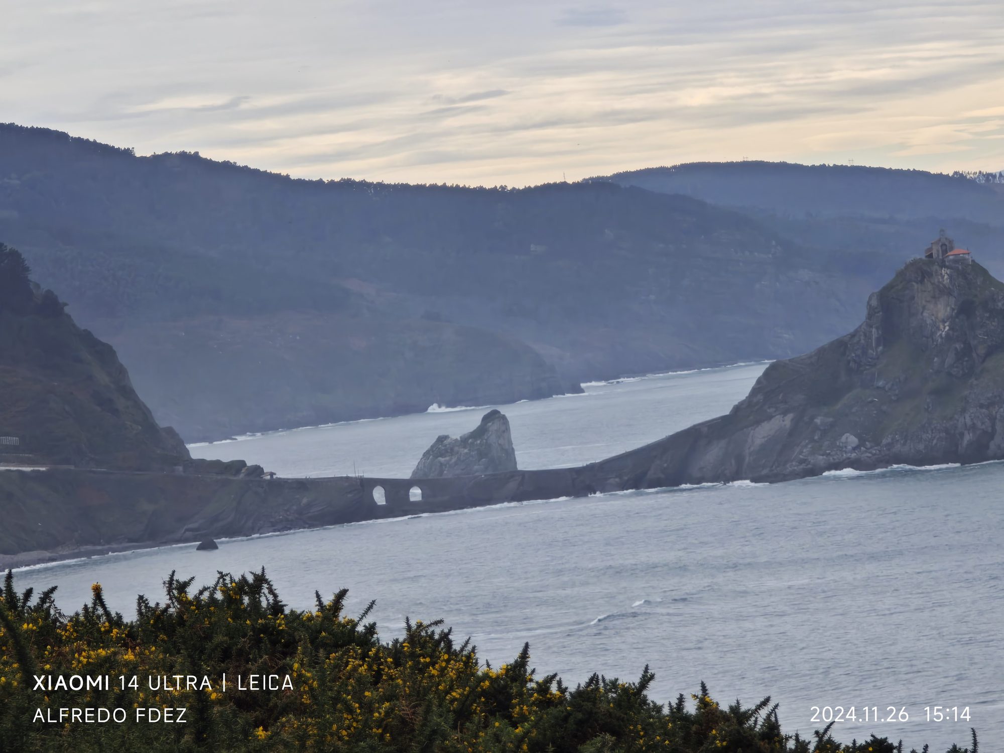 Puente de piedra e islote de San Juan de Gaztelugatxe en la costa de Bermeo.
