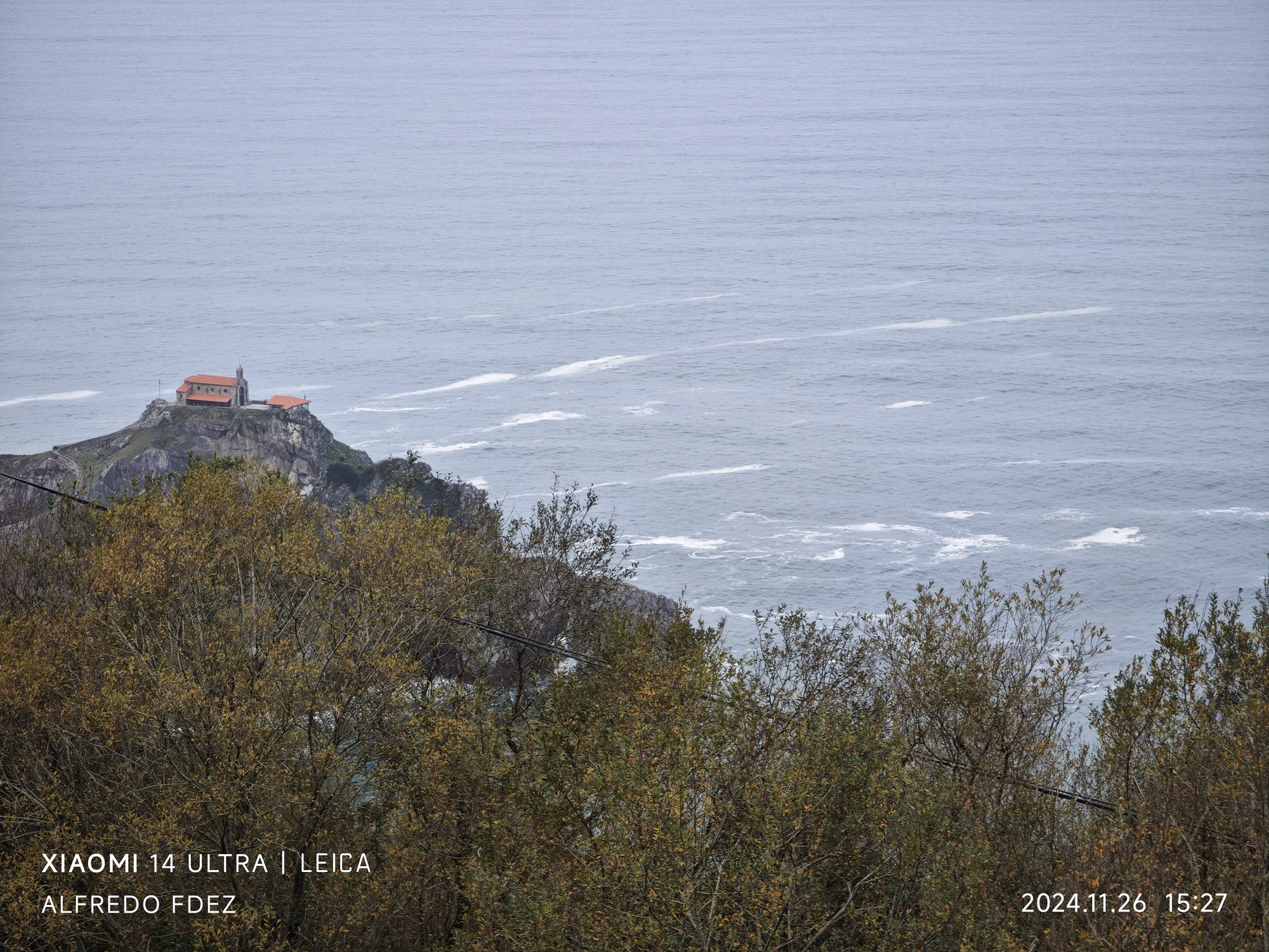 Ermita de San Juan de Gaztelugatxe sobre un acantilado junto al mar Cantábrico en Bermeo.