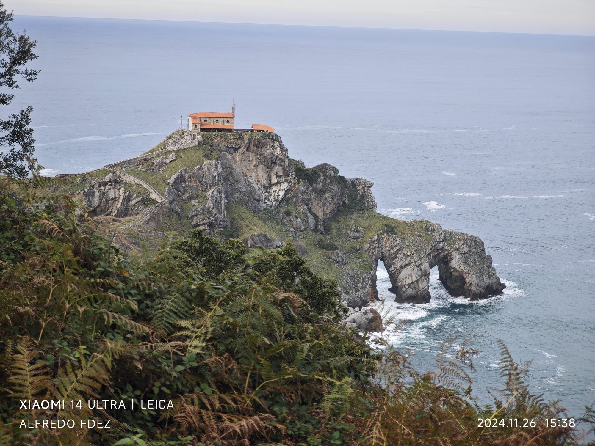 Ermita de San Juan de Gaztelugatxe en un islote rocoso cerca de Baquio.