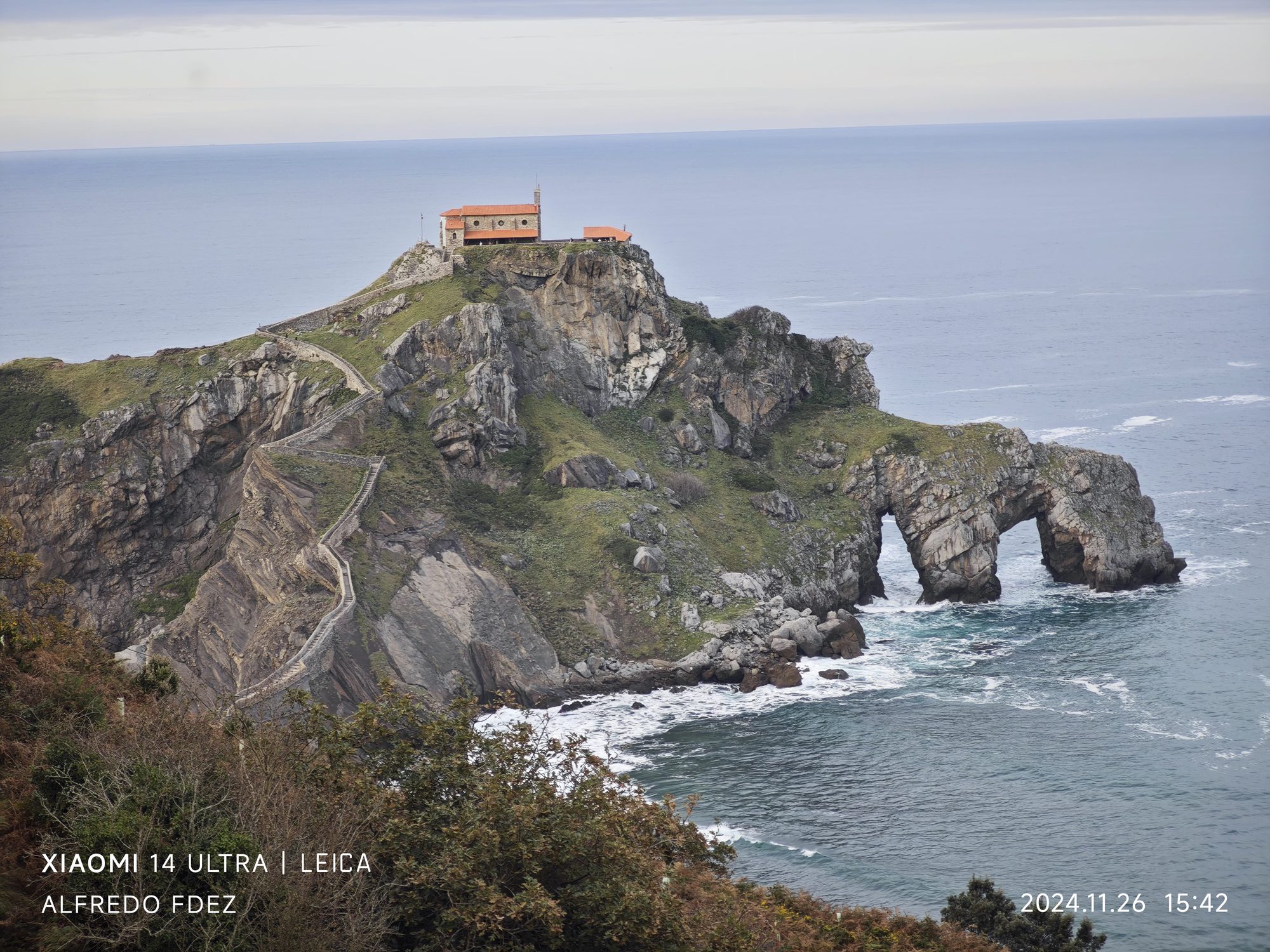 Ermita de San Juan de Gaztelugatxe en un islote rocoso rodeado por el mar