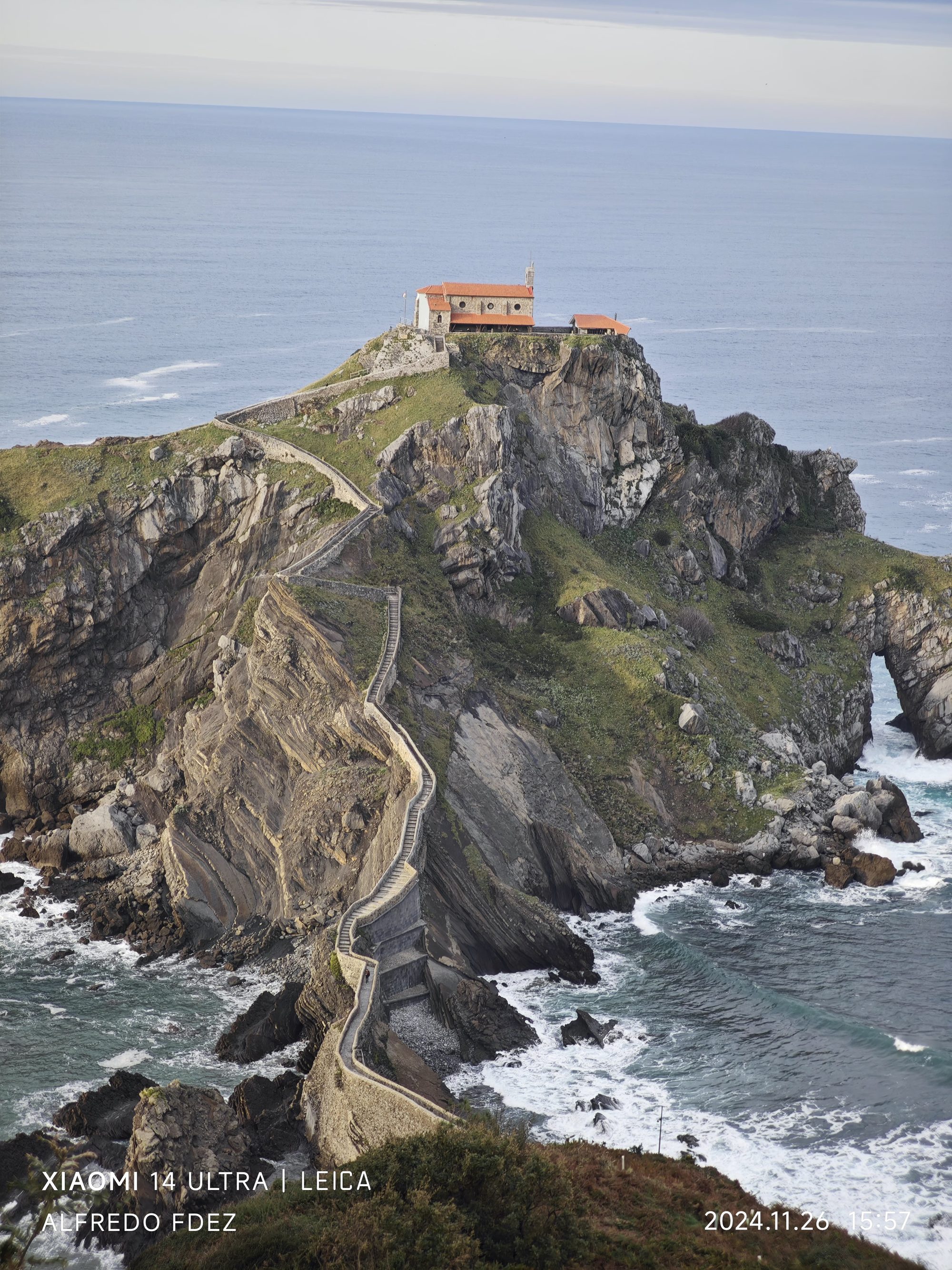 Ermita de San Juan de Gaztelugatxe en un islote rocoso sobre el mar.