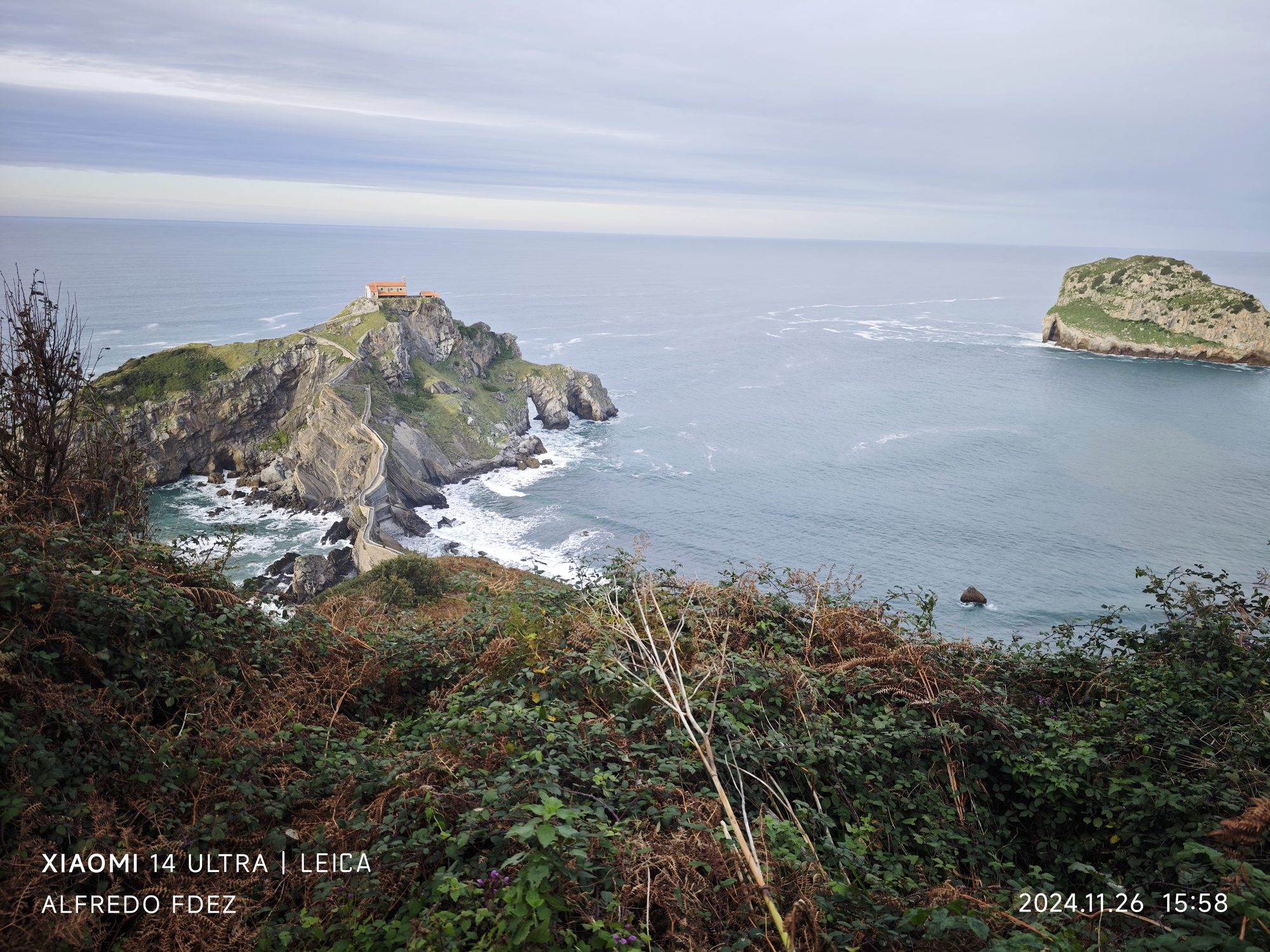 Ermita de San Juan de Gaztelugatxe sobre un islote rocoso en la costa de Baquio.
