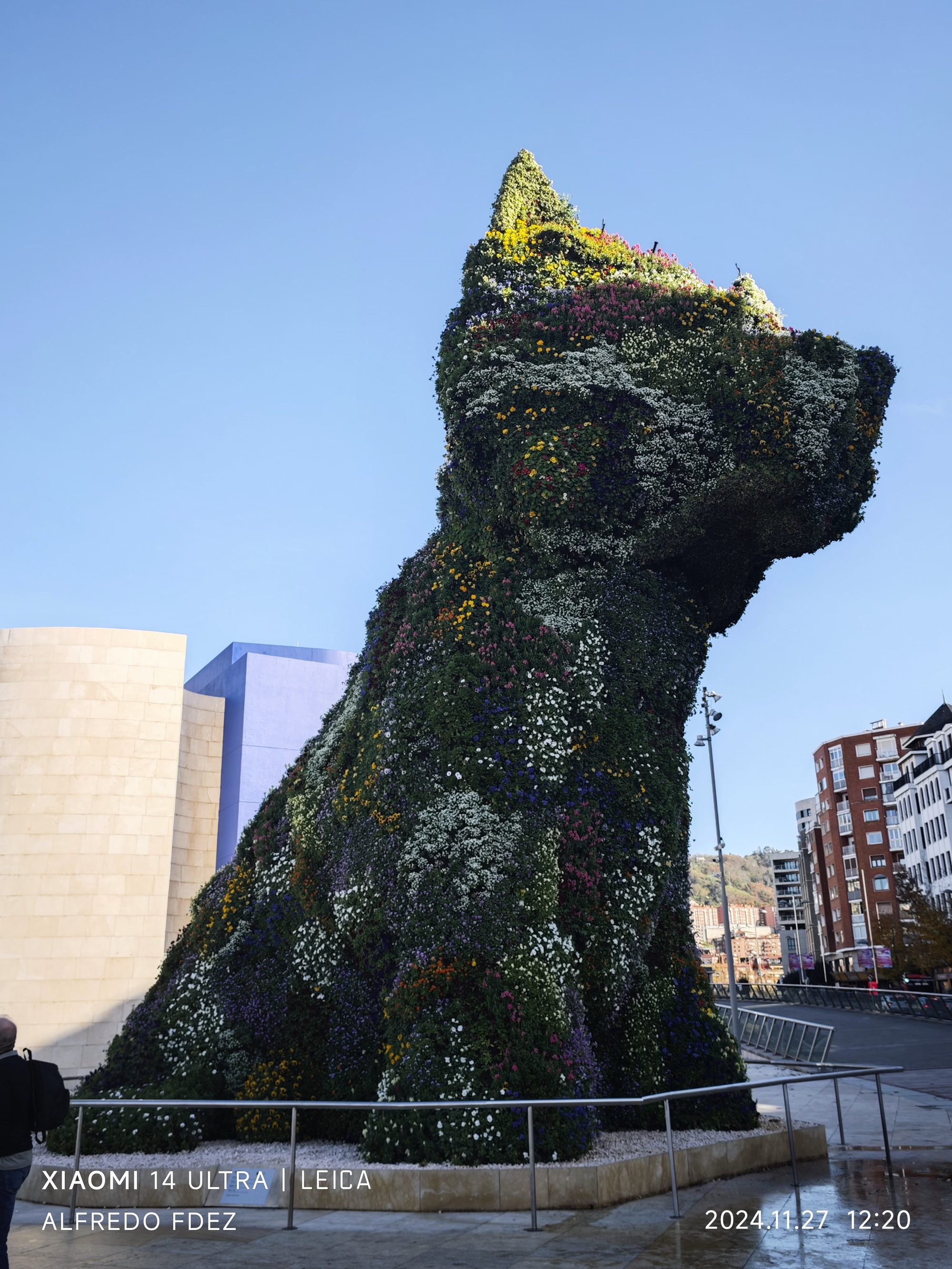 Escultura floral gigante de un perro, Puppy, frente al Museo Guggenheim de Bilbao.