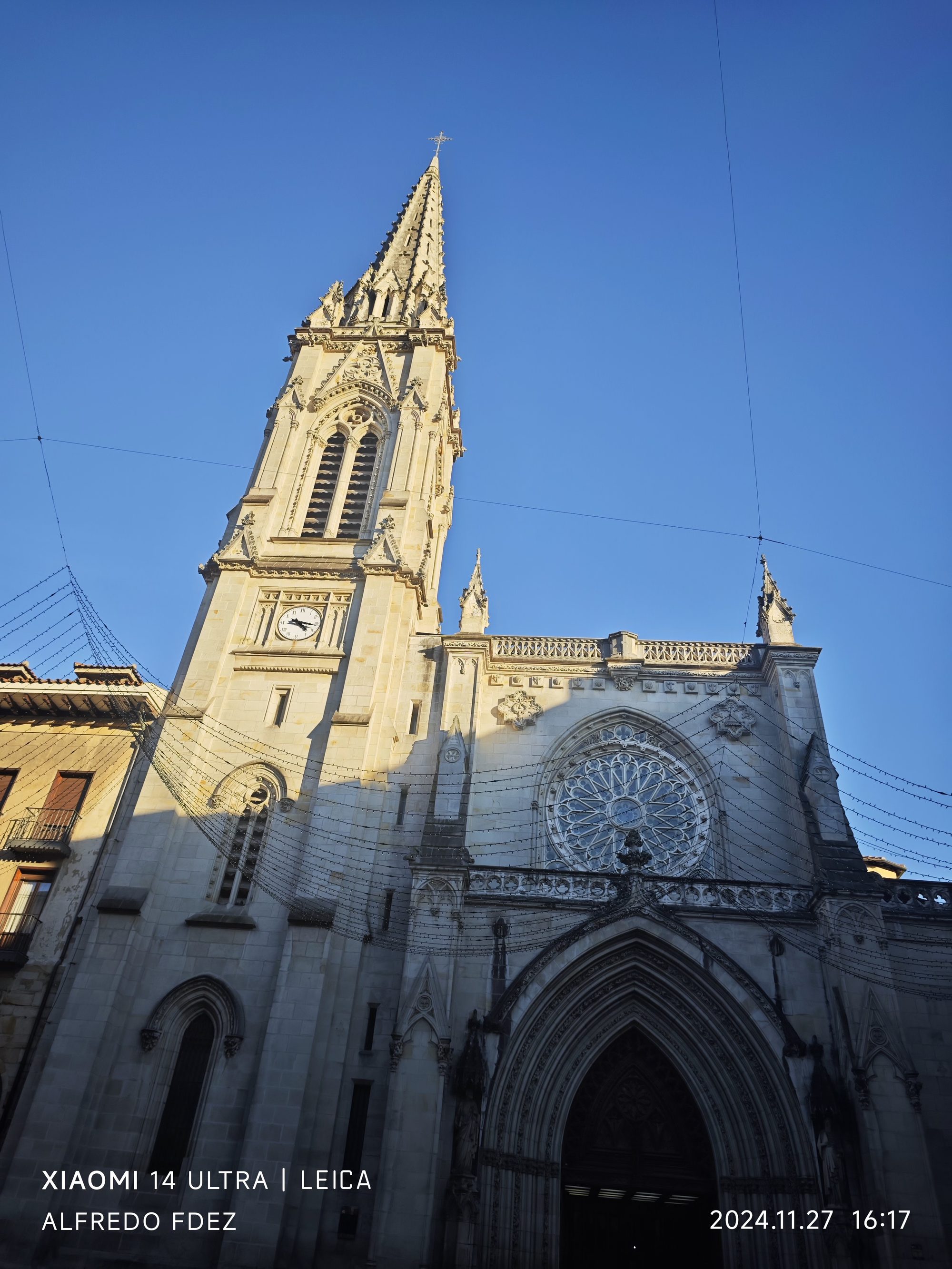 Fachada gótica de la Catedral de Santiago de Bilbao bajo un cielo azul despejado.