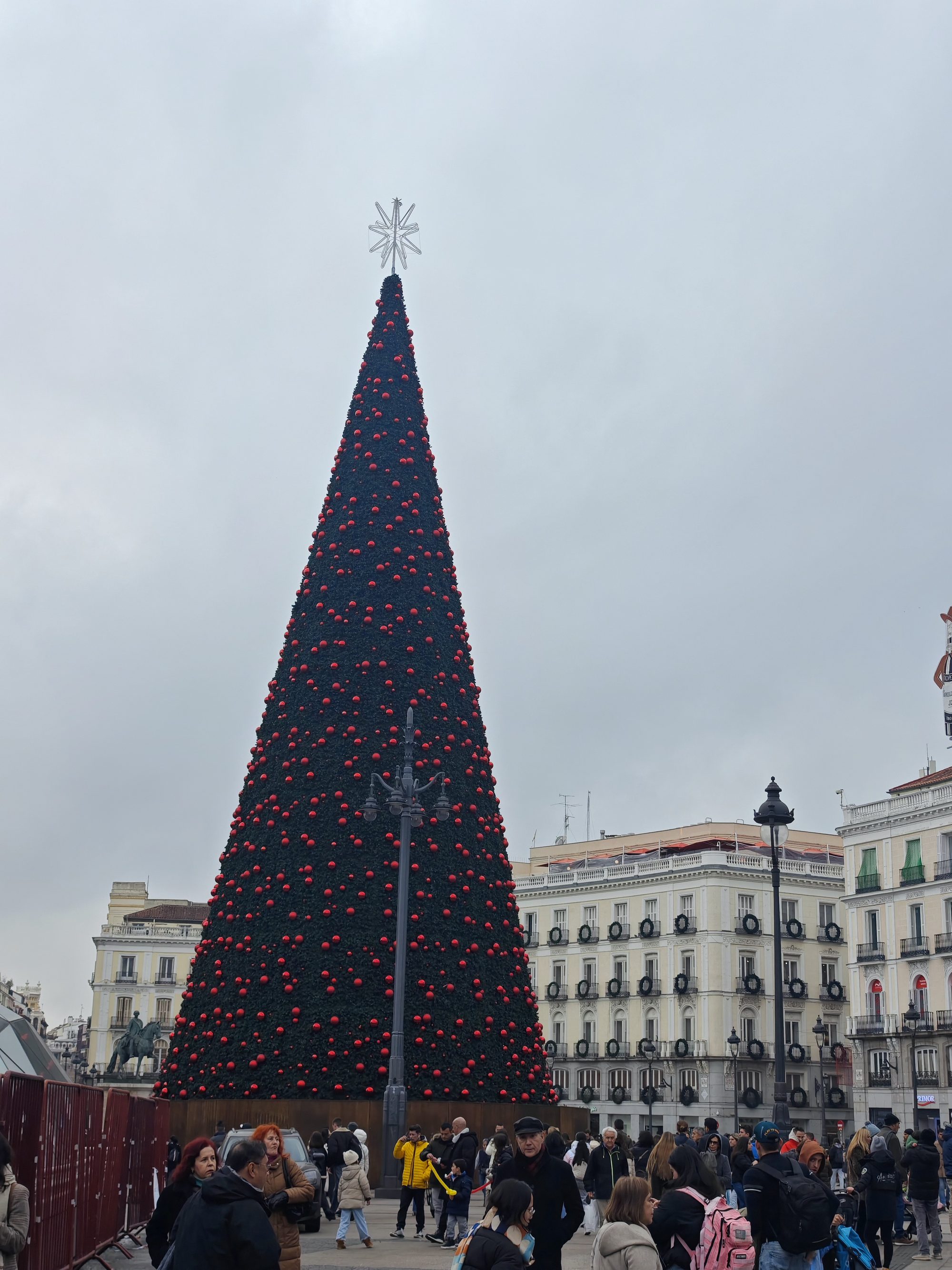 Gran árbol de Navidad decorado con esferas rojas en una céntrica plaza de Madrid.