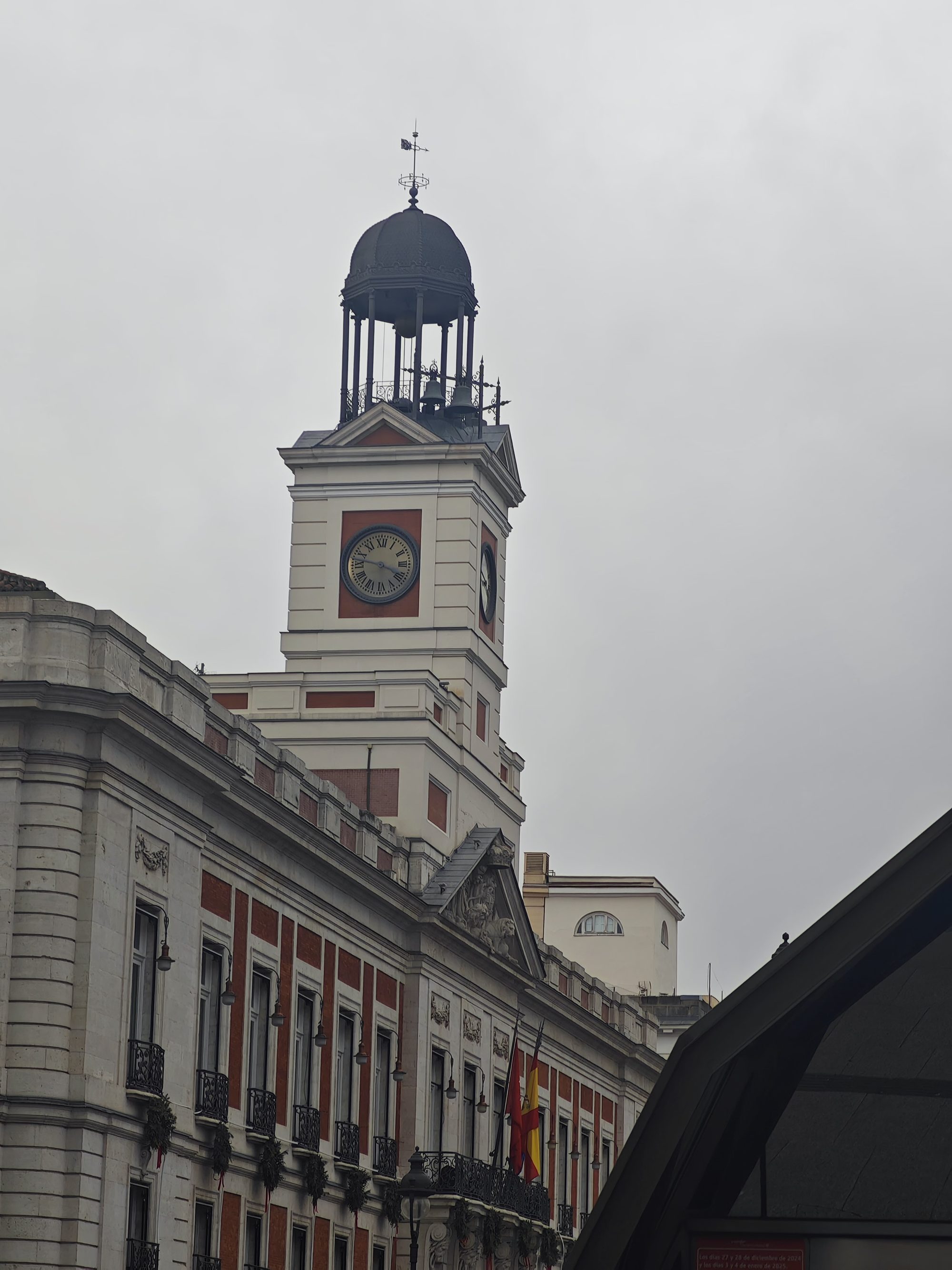 Torre del reloj de la Real Casa de Correos en la Puerta del Sol, Madrid.