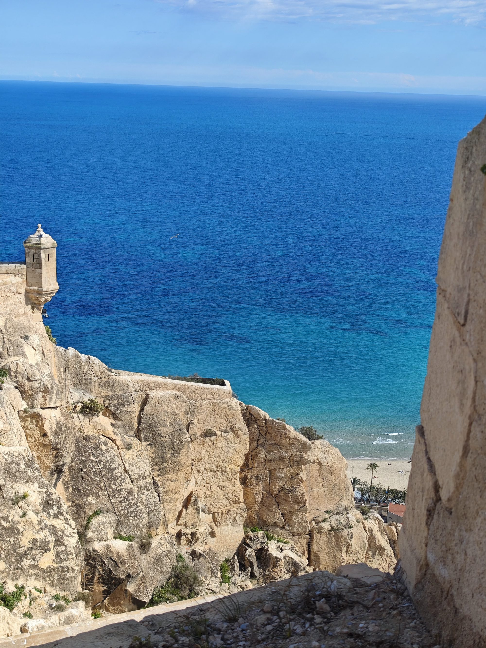 Vista desde el Castillo de Santa Bárbara hacia el mar Mediterráneo en Alicante.