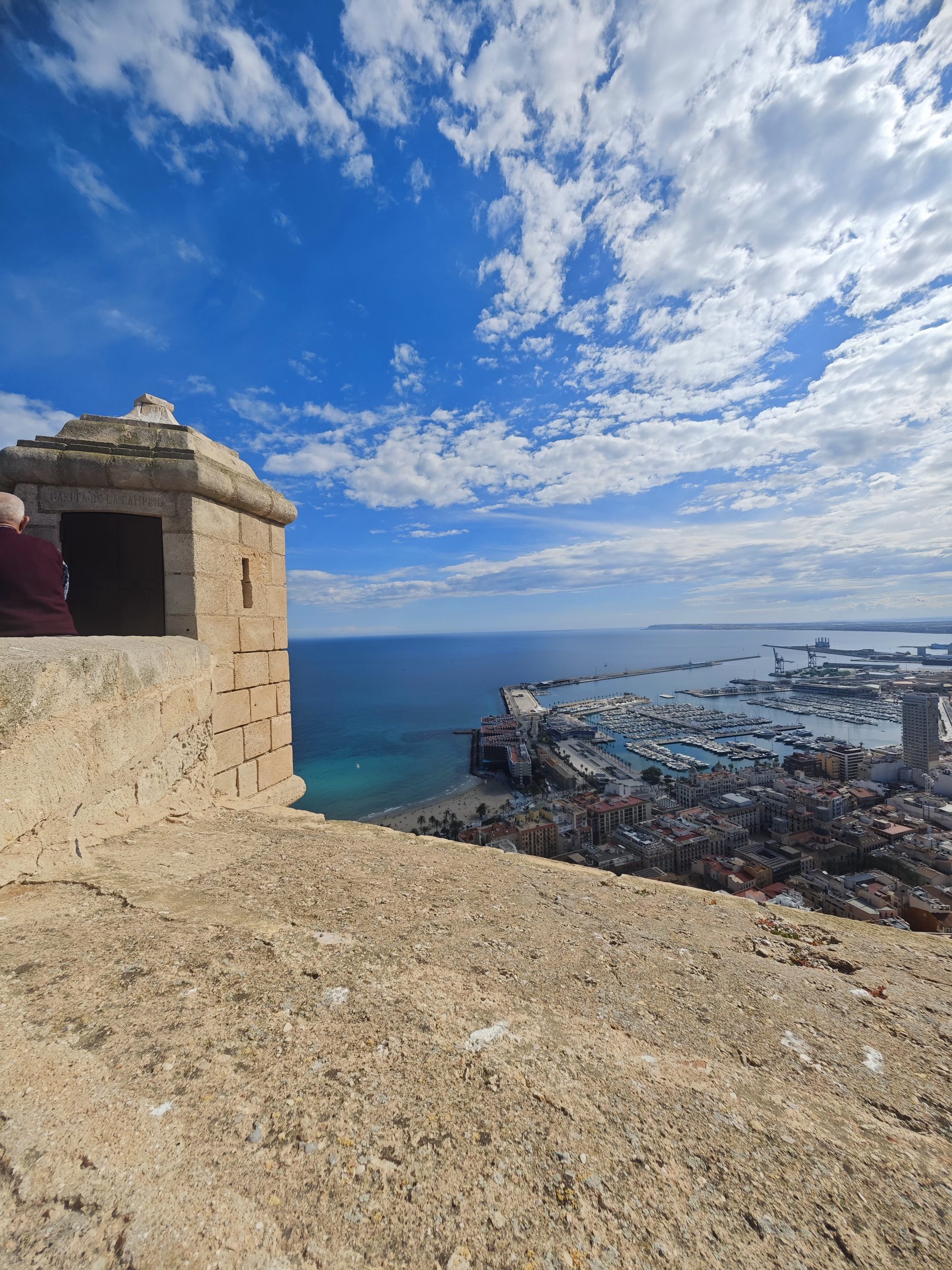 Vistas al puerto y costa de Alicante desde la garita de piedra del castillo.