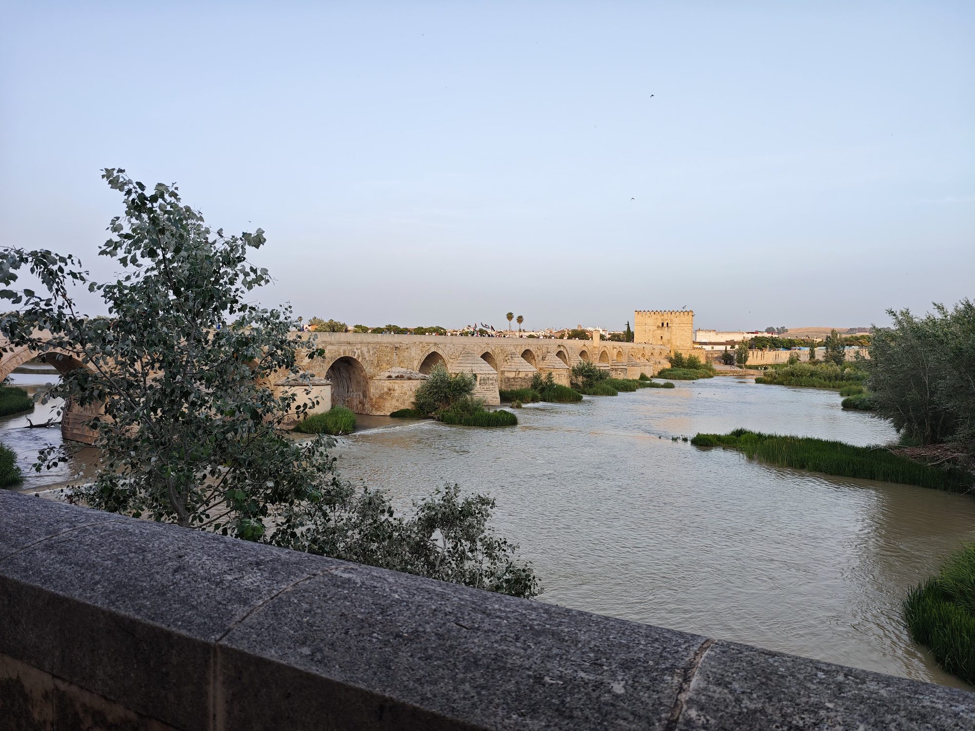 Puente romano de Córdoba sobre el río Guadalquivir con la Torre de la Calahorra al fondo.