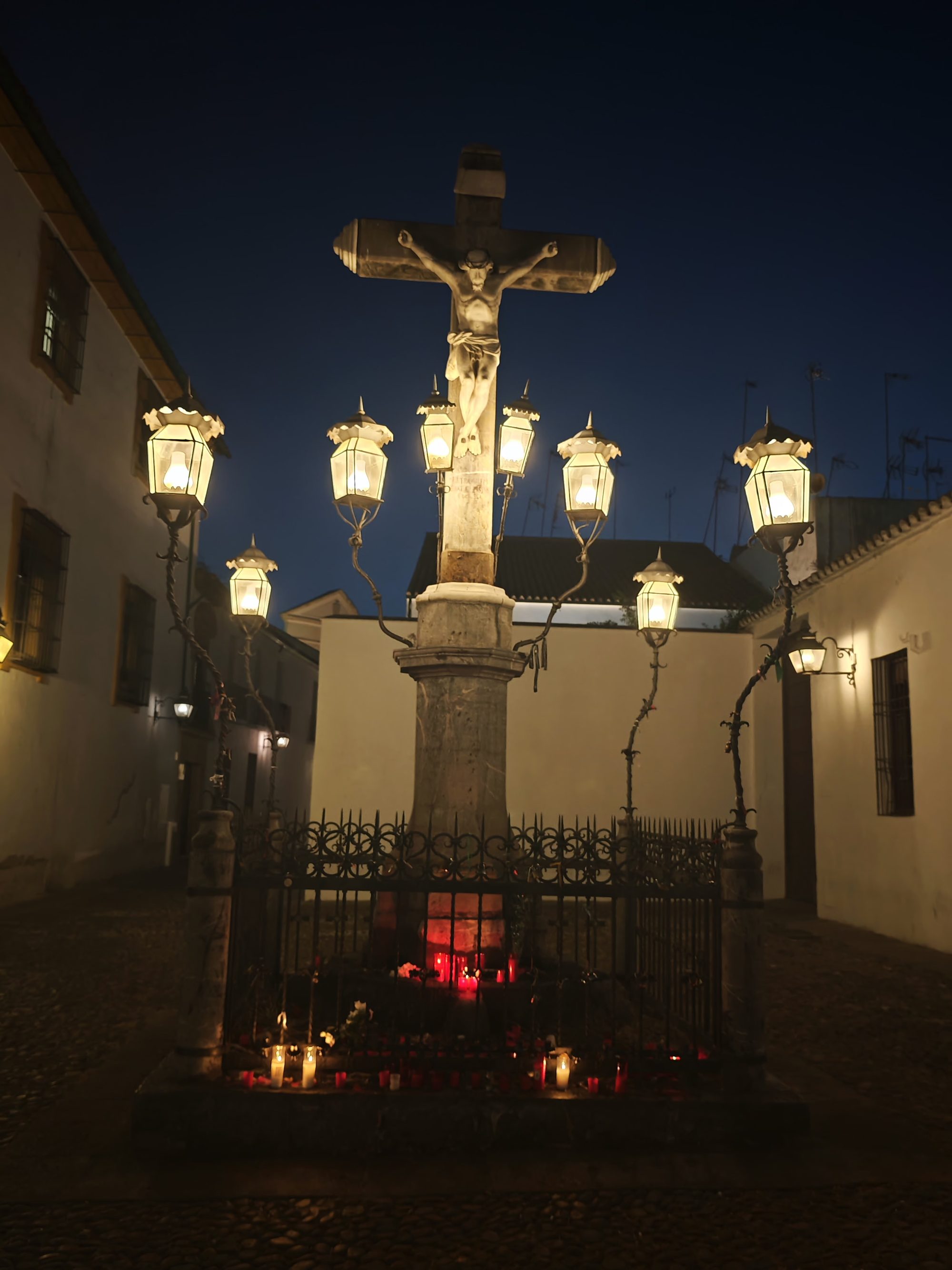 Cristo de los Faroles iluminado por faroles de hierro en Córdoba de noche.
