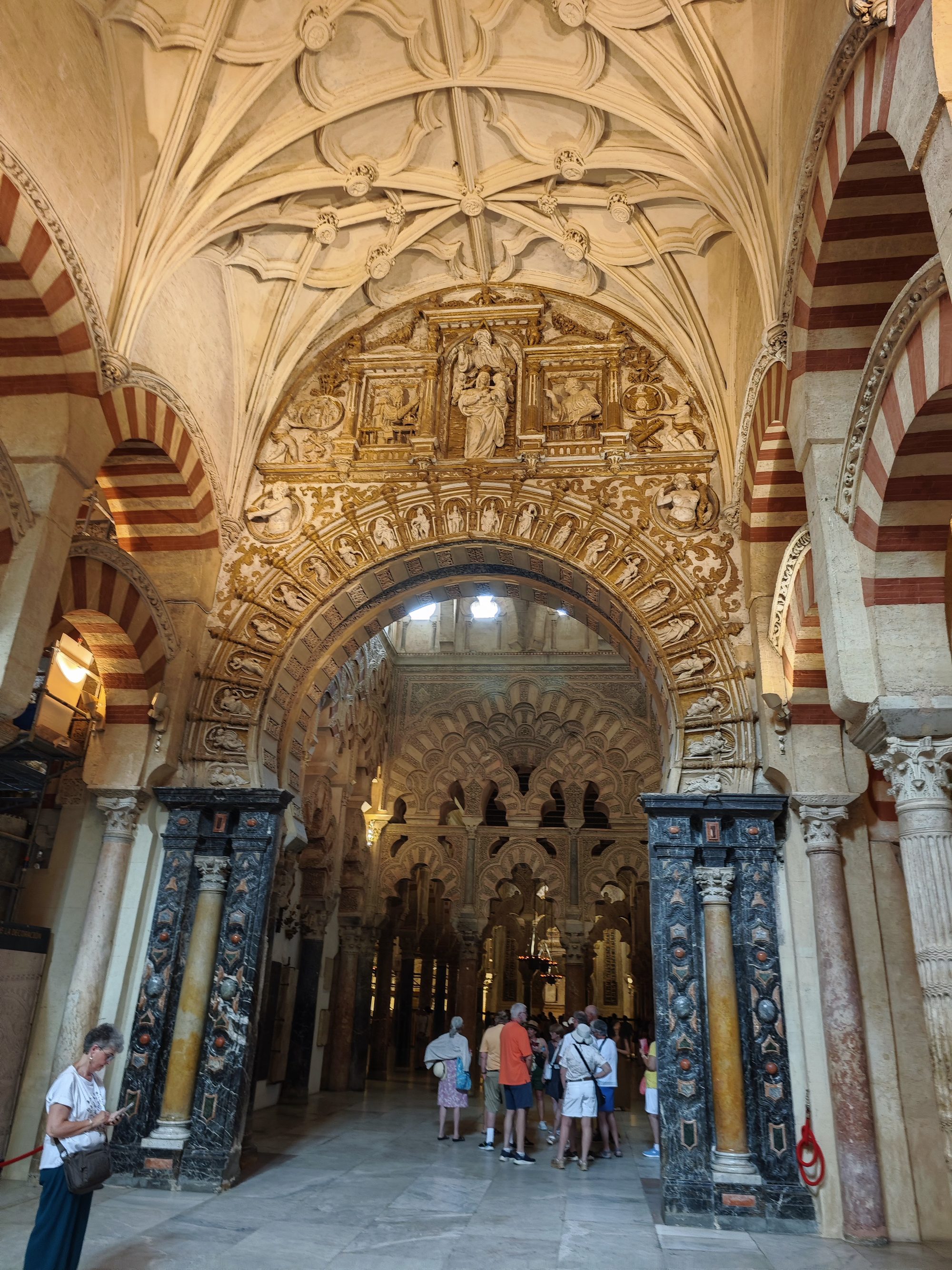 Arcos decorados de la Mezquita-Catedral de Córdoba y sus ornamentadas bóvedas de crucería.