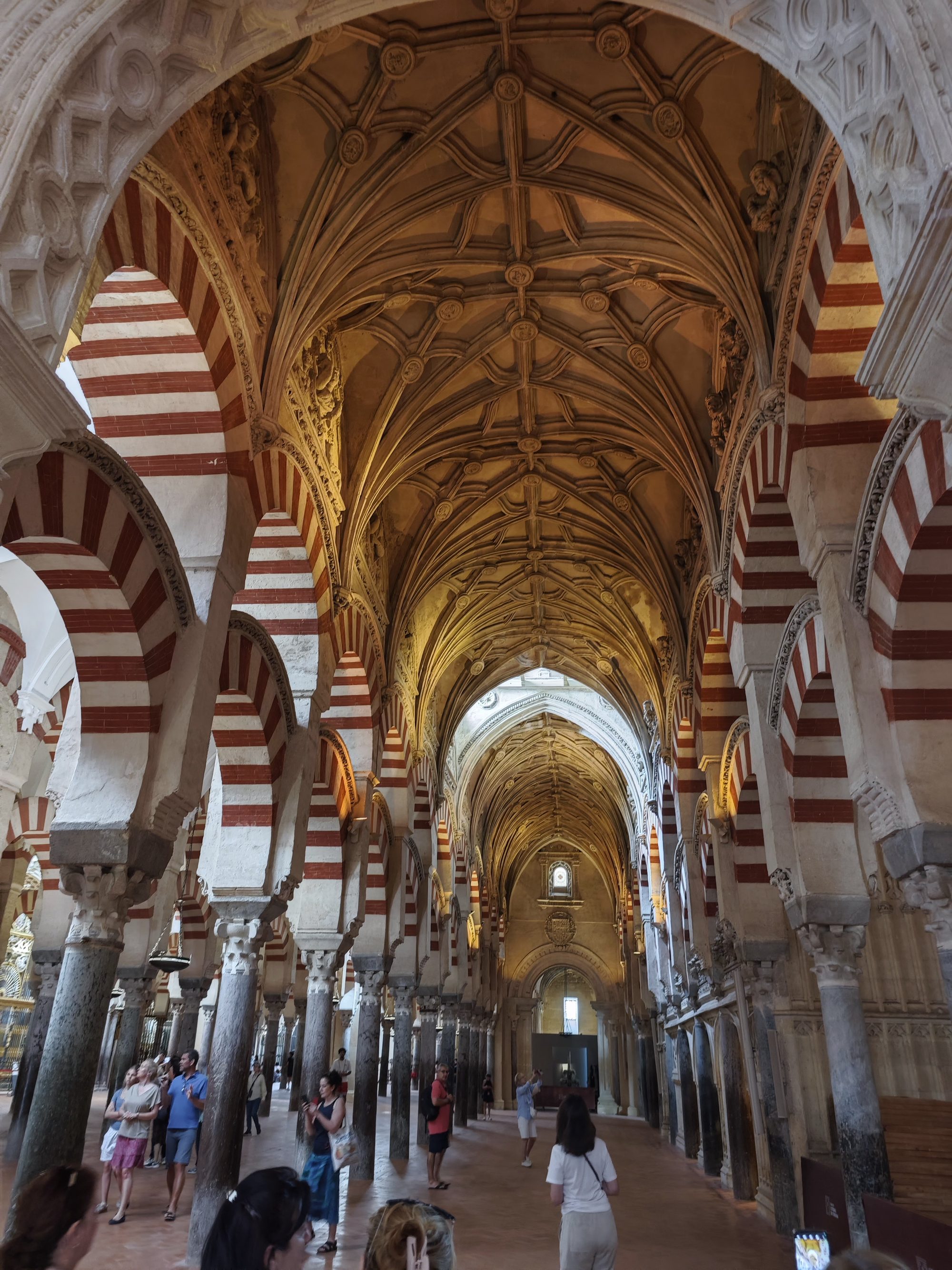 Arcos bicolores e intrincadas bóvedas en la Mezquita-Catedral de Córdoba.