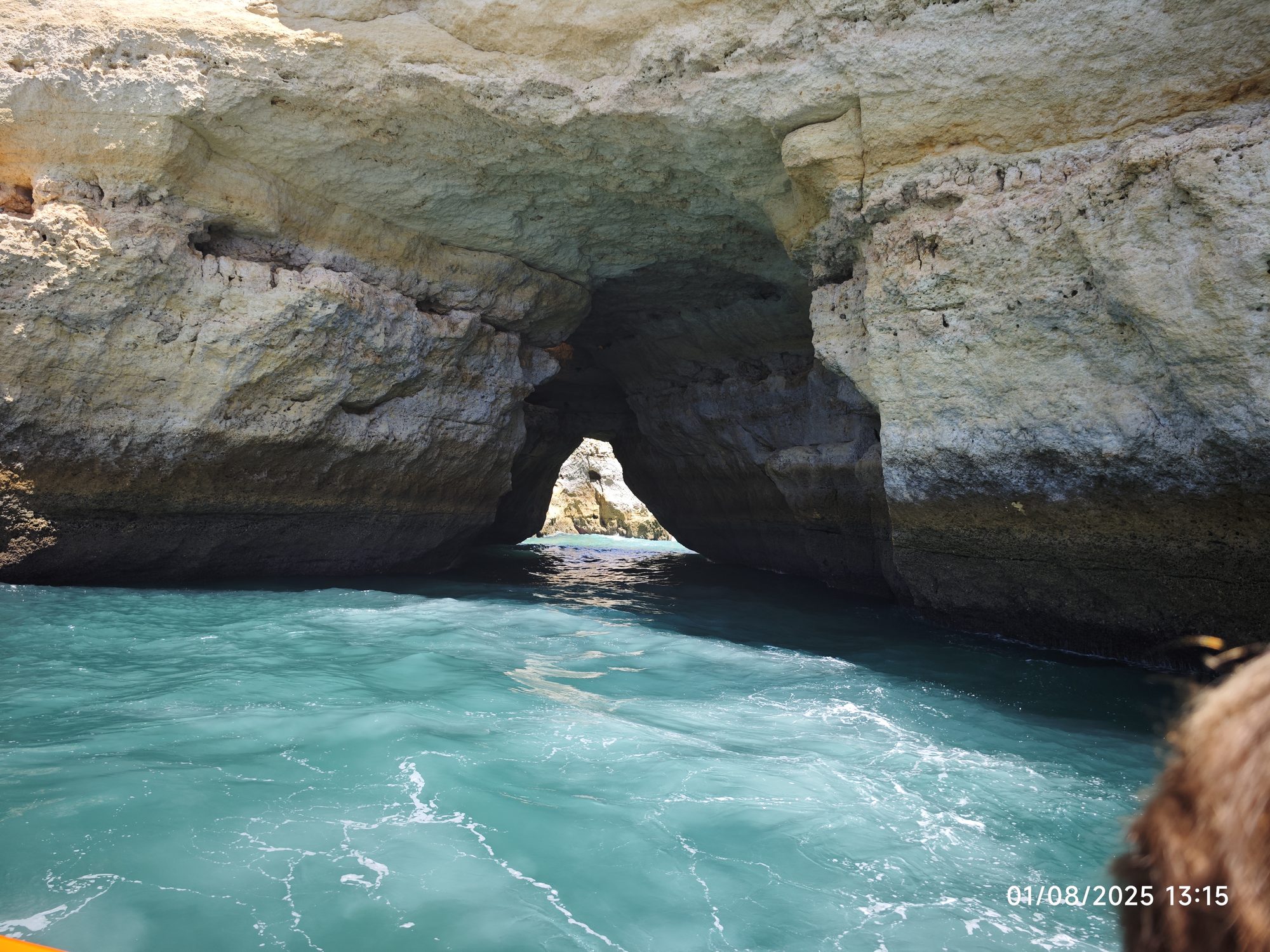Cueva marina de acantilados calizos con agua turquesa cristalina en Lagos.