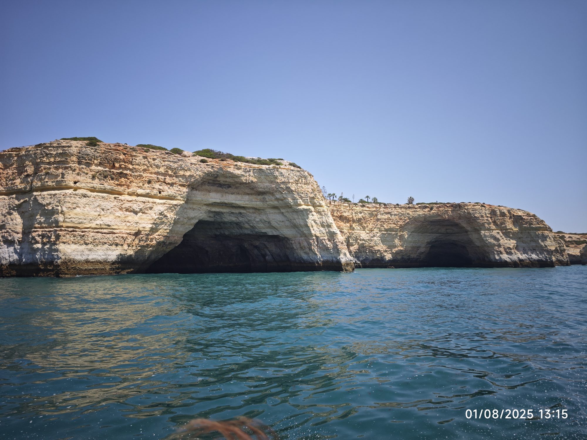 Acantilados de piedra caliza y cuevas marinas sobre aguas turquesas en la costa.