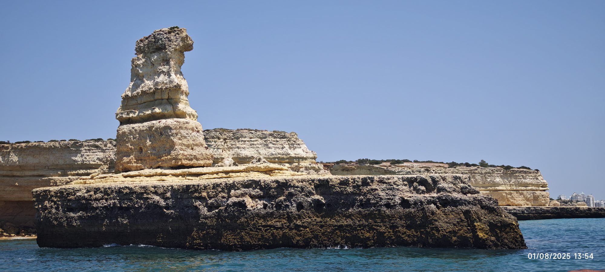 Acantilados de piedra caliza y formación rocosa en el mar de Armação de Pêra.