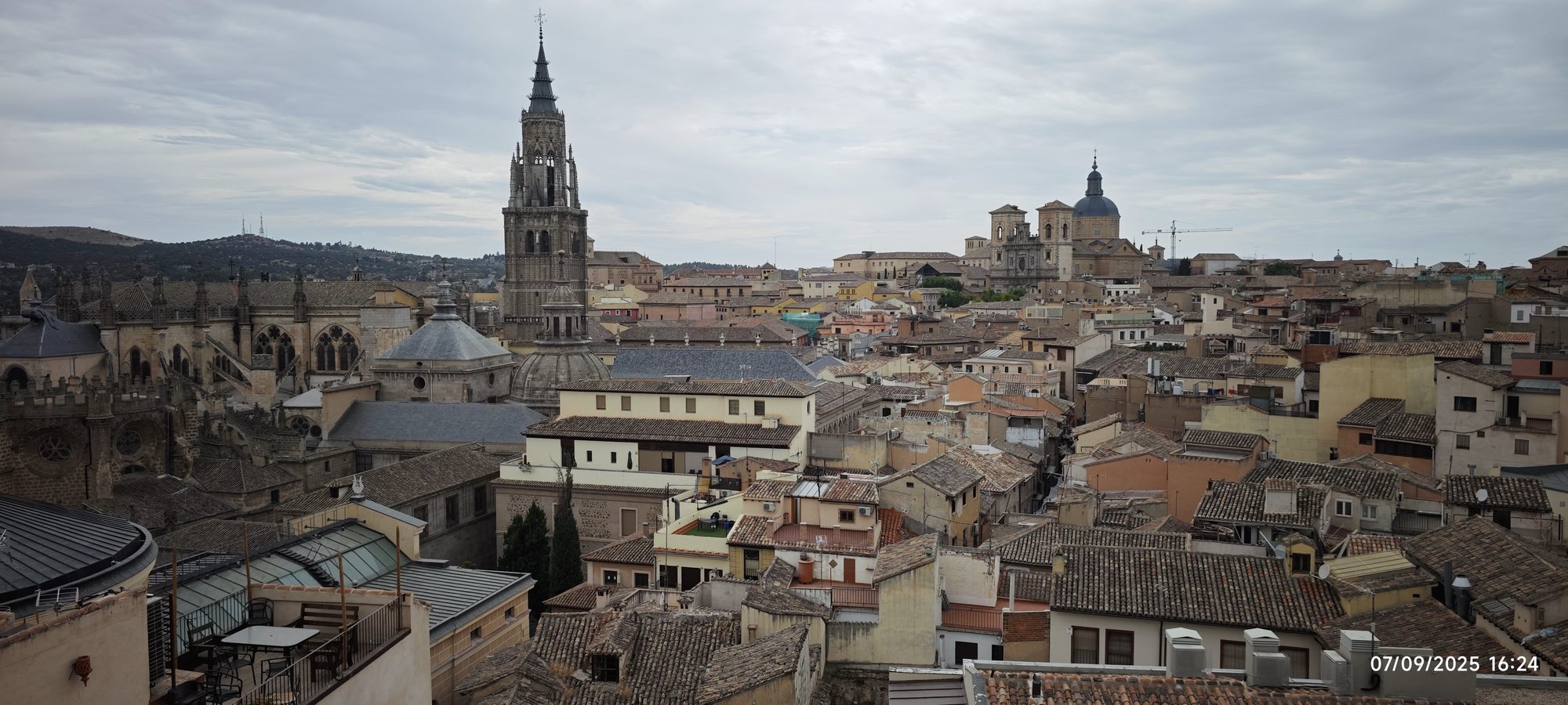 Vista panorámica del casco histórico de Toledo con la torre de la catedral gótica.
