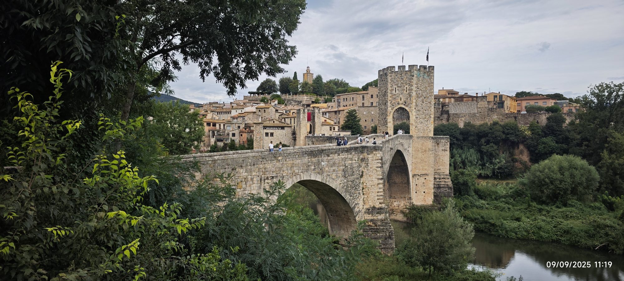 Puente medieval de piedra con torre fortificada y pueblo histórico en Besalú.